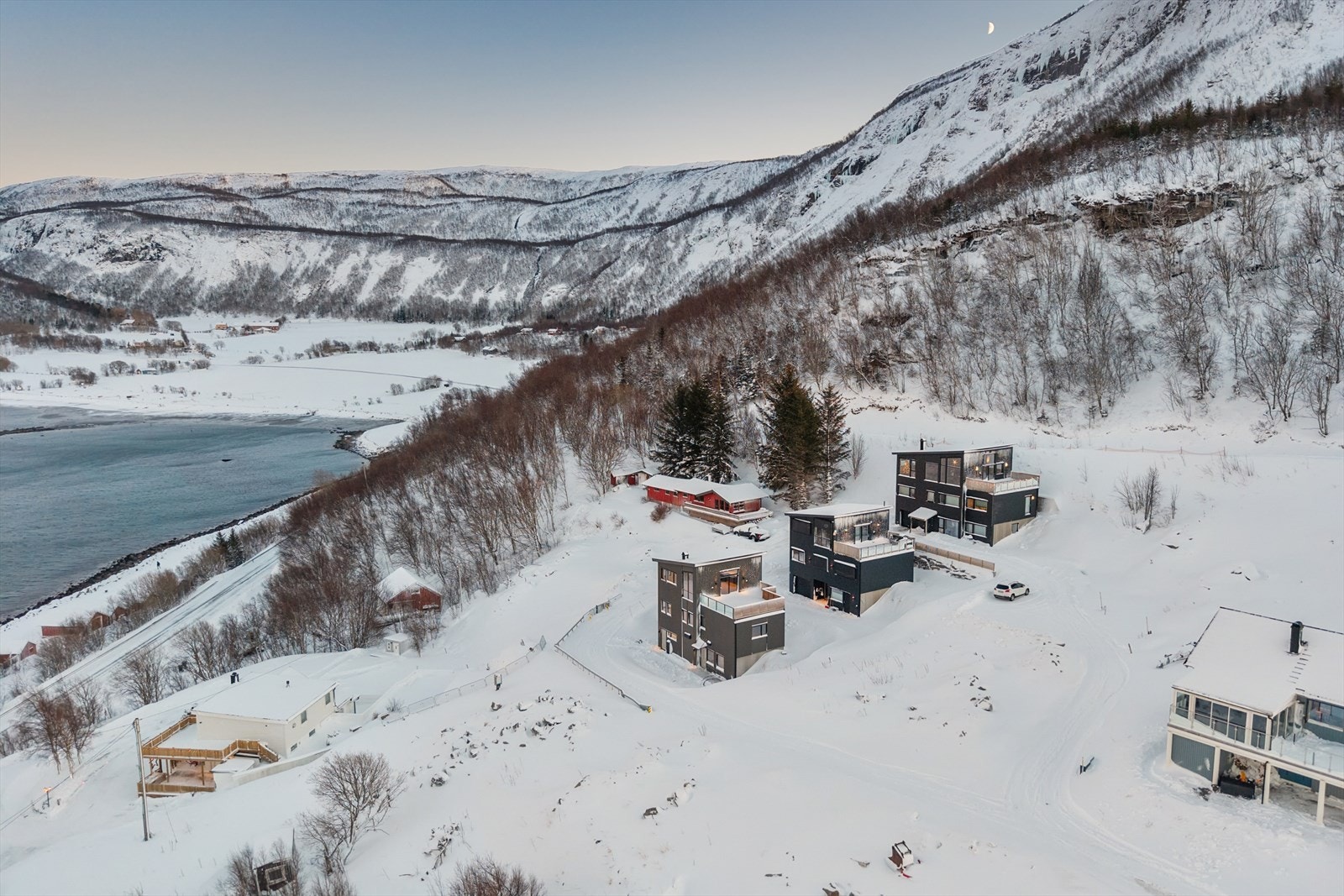 Denne praktfulle boligen tilbyr deg en idyllisk tilværelse med umiddelbar nærhet til den sjarmerende stranden på Bremnes, hvor du kan nyte en spektakulær utsikt som strekker seg fra over majestetiske fjorder og fjell. Galleribilde