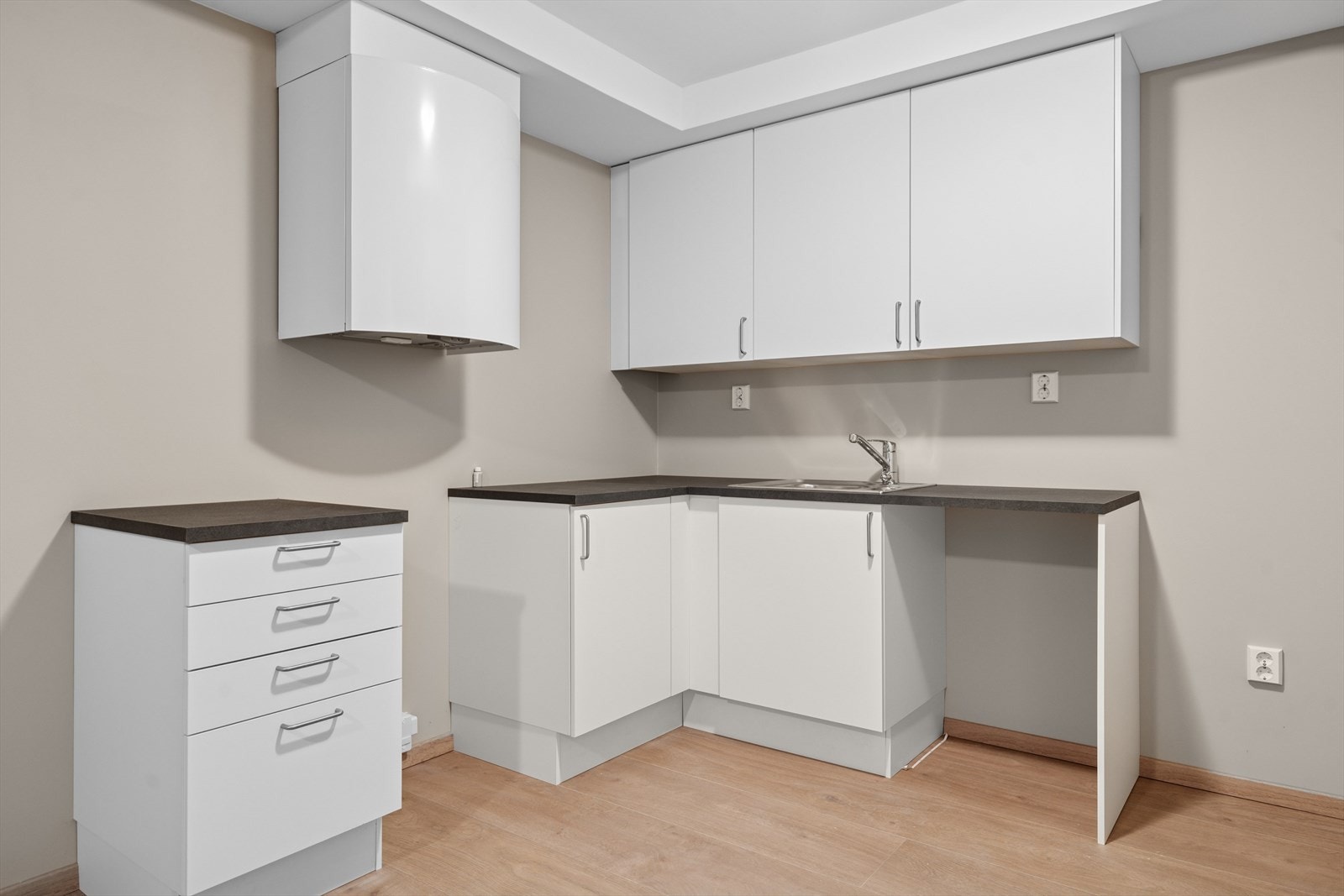 Kjøkken med lys og fin innredning og avtrekksvifte. Galleribilde