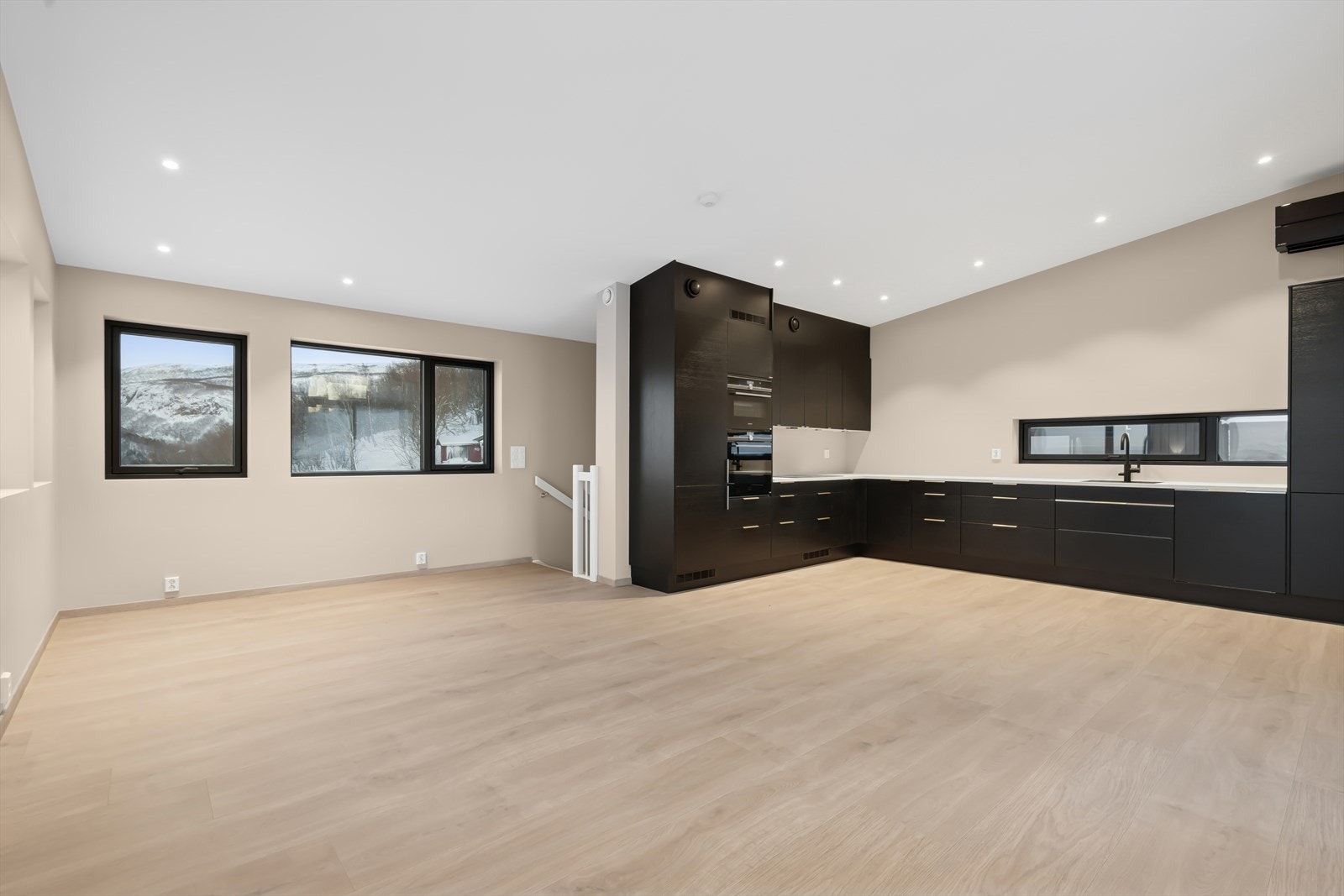 Lekre og sorte detaljer er gjennomgående for mange av materialvalgene i boligen. Galleribilde