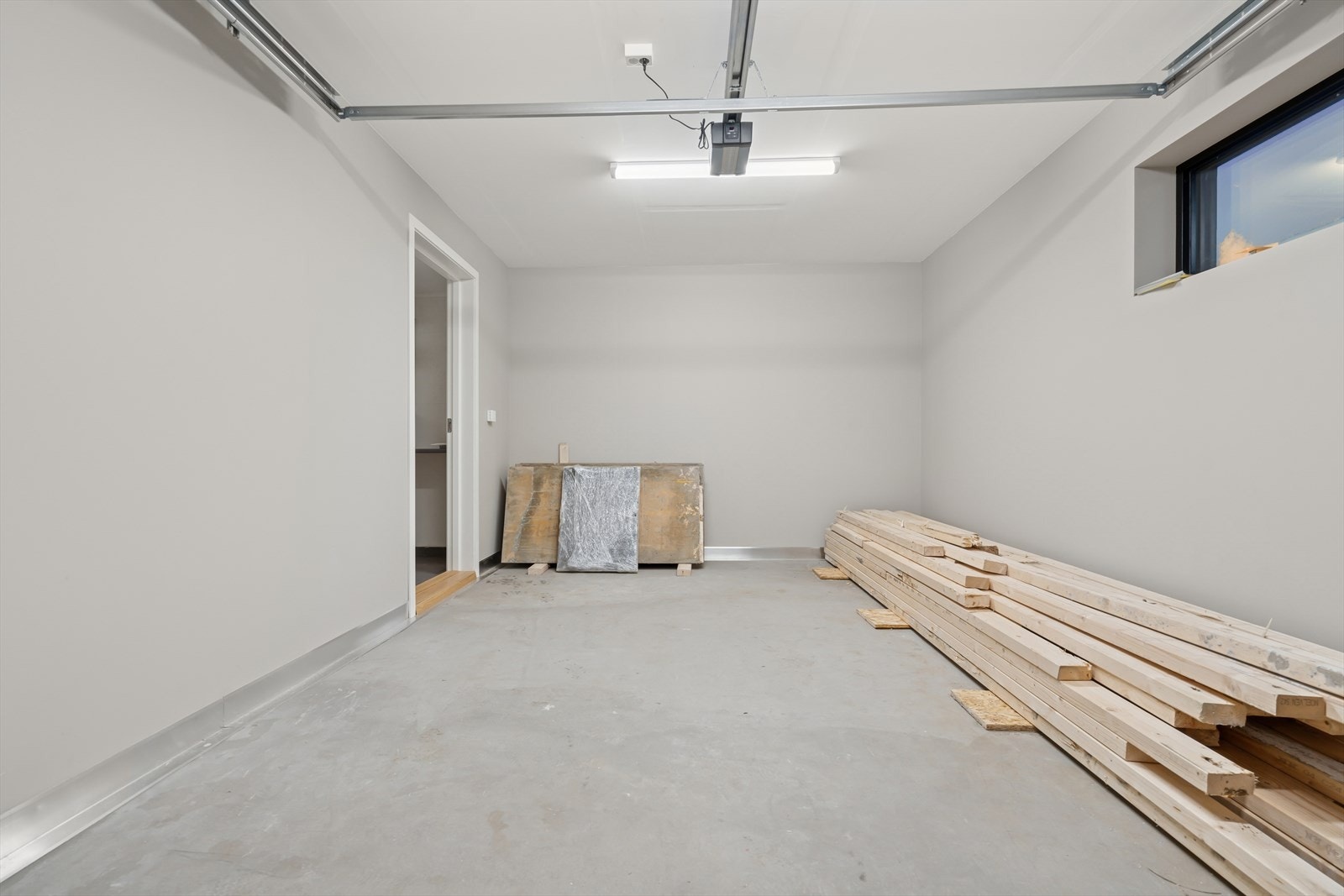 Enkelt og moderne med direkte adkomst fra garasjen til vaskerommet. Galleribilde