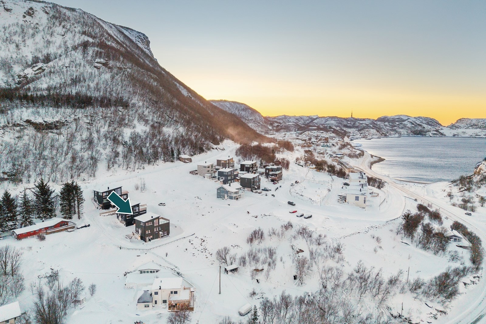 Boligen ligger svært attraktivt til i landlige omgivelser i et trygt og rolig nabolag med naturen rett utenfor egen dør. Galleribilde
