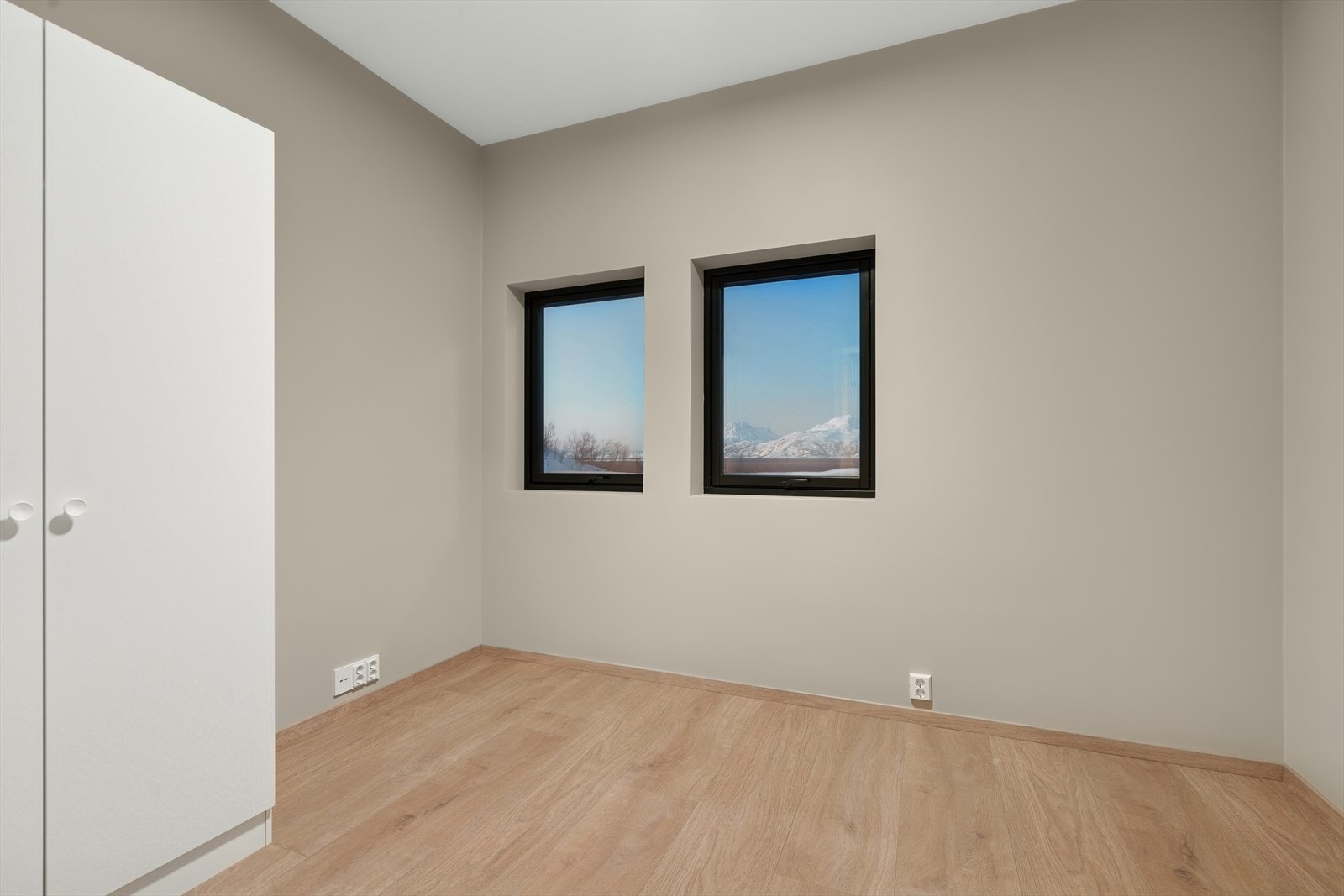 Soverom 2 innredet med garderobeskap. Galleribilde