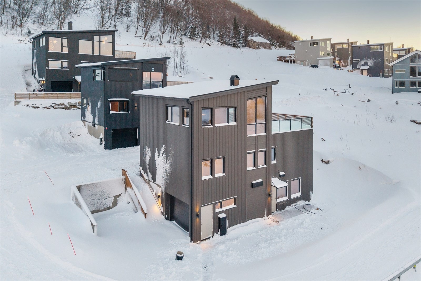 Innholdsrik enebolig over tre plan med utleiedel i underetasjen. Galleribilde