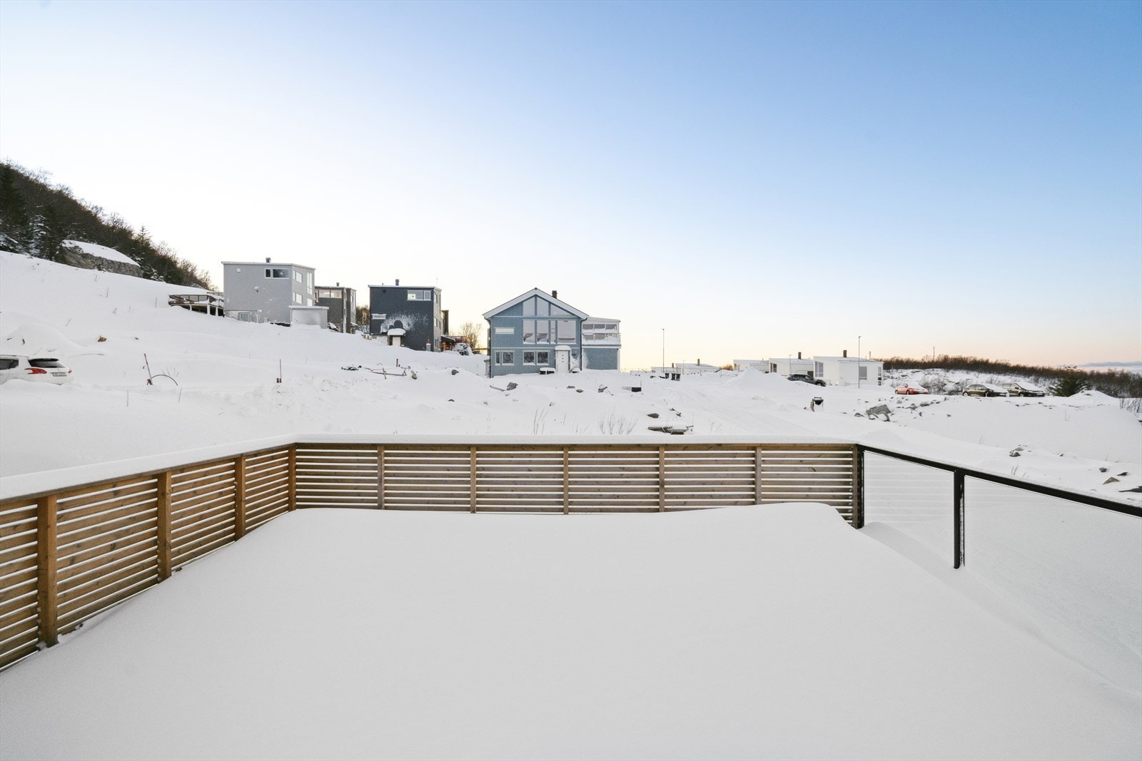 Bli en del av et samfunn som verdsetter roen og skjønnheten i hverdagen, samtidig som du har enkel tilgang til alle fasilitetene Bodø sentrum har å tilby, bare en kort kjøretur unna. Galleribilde
