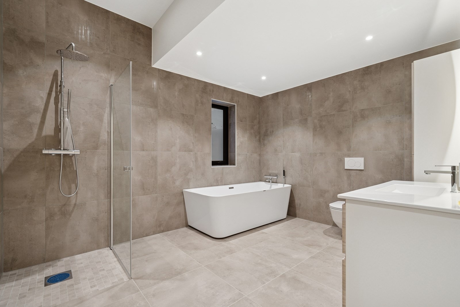 Badet har i sin helhet fått tilstandsgrad 1 i takstrapport utarbeidet ifbm salg. Galleribilde