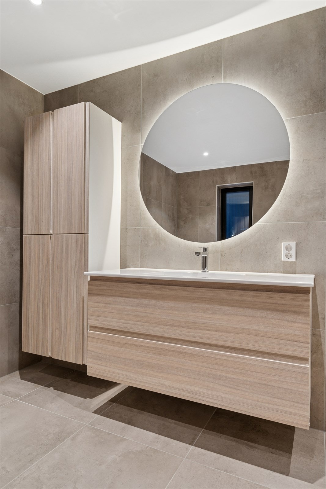 Gode oppbevaringsmuligheter i bred innredning og høyskap. Galleribilde