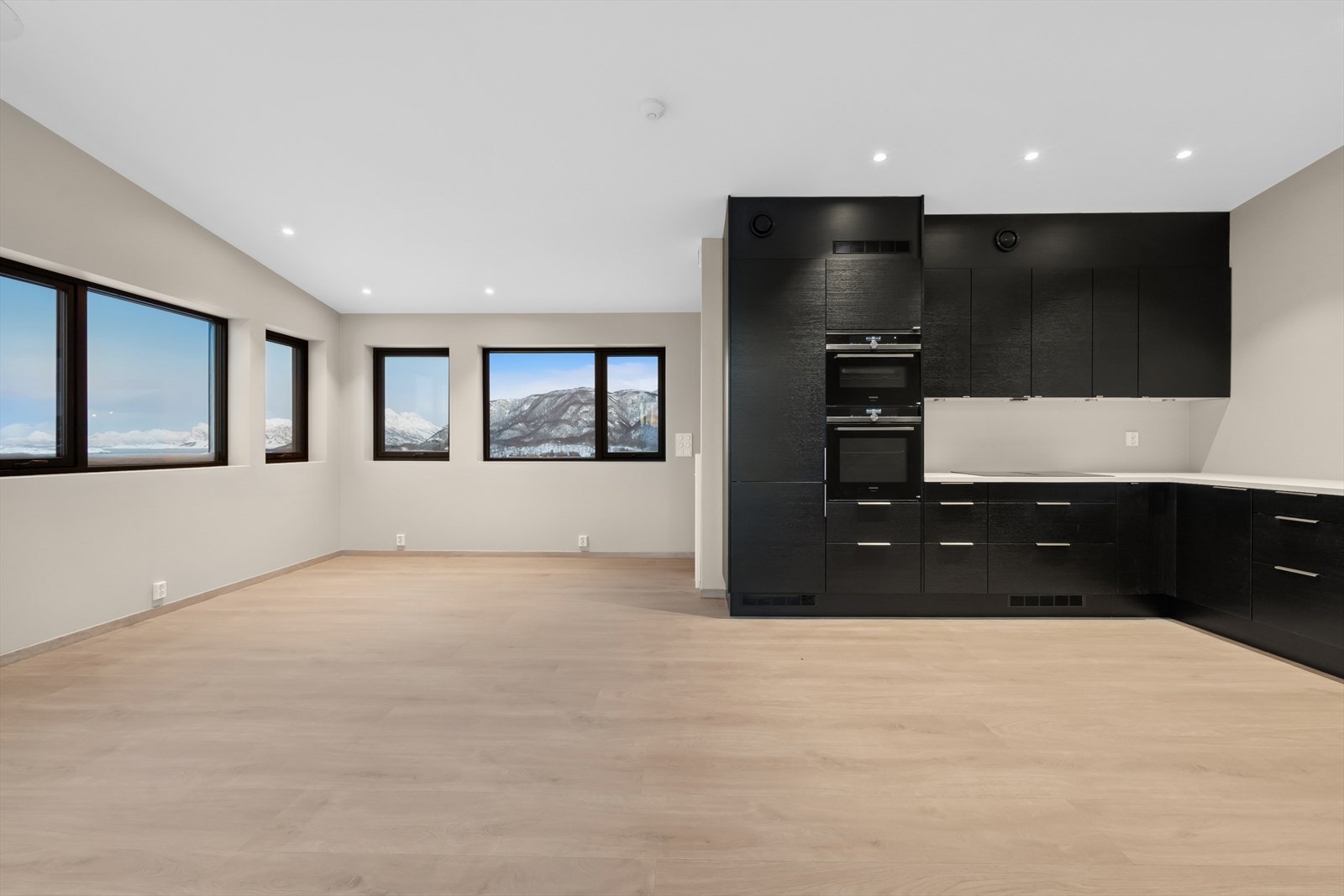 Flere høyskap og overskap byr på gode oppbevaringsmuligheter. Galleribilde