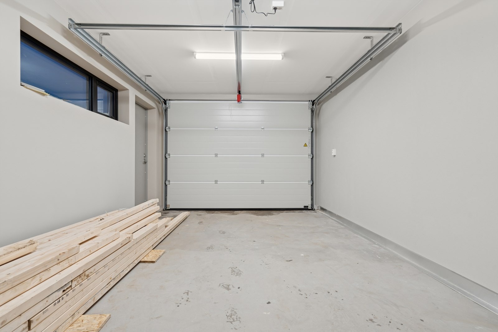 Garasje med elektrisk port. Galleribilde