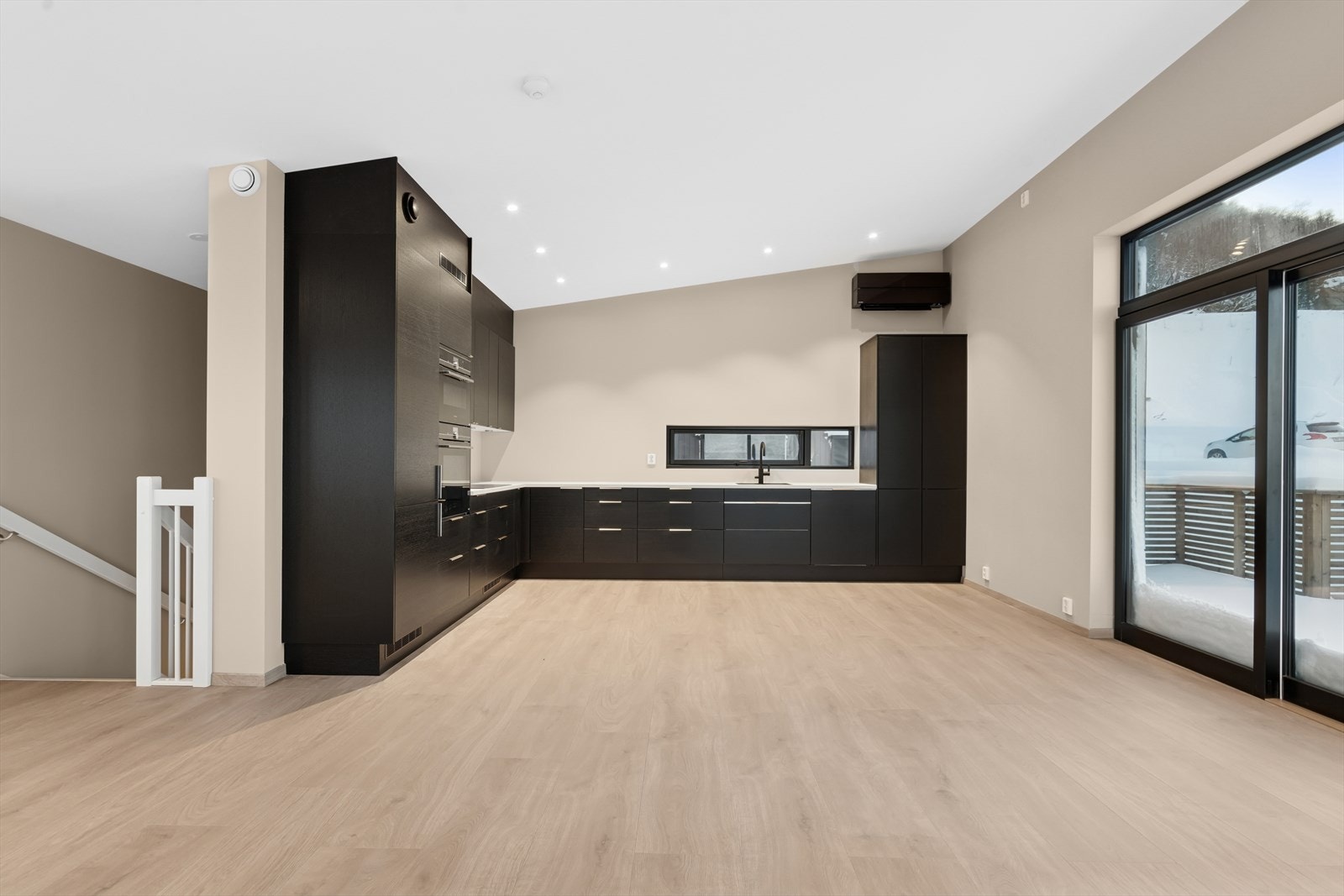 Lekkert kjøkken med det lille ekstra på hvitevarene. Her finner du kjøle-/fryseskap, 2 komfyrer, ekstra bred induksjonstopp med integrert ventilator og oppvaskmaskin. Galleribilde