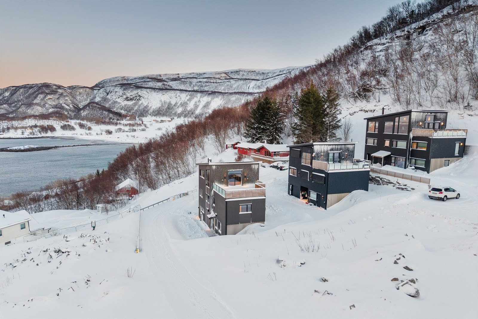 Boligen ligger svært attraktivt til i front med utsøkte utsiktsforhold. Galleribilde
