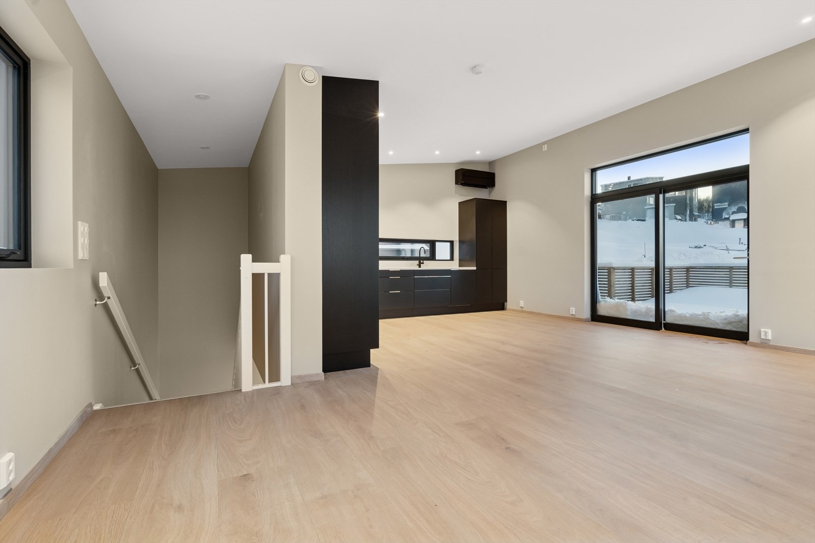 På toppen triumferer stue og kjøkken i åpen løsning med svært gode lys- og utsiktsforhold Galleribilde