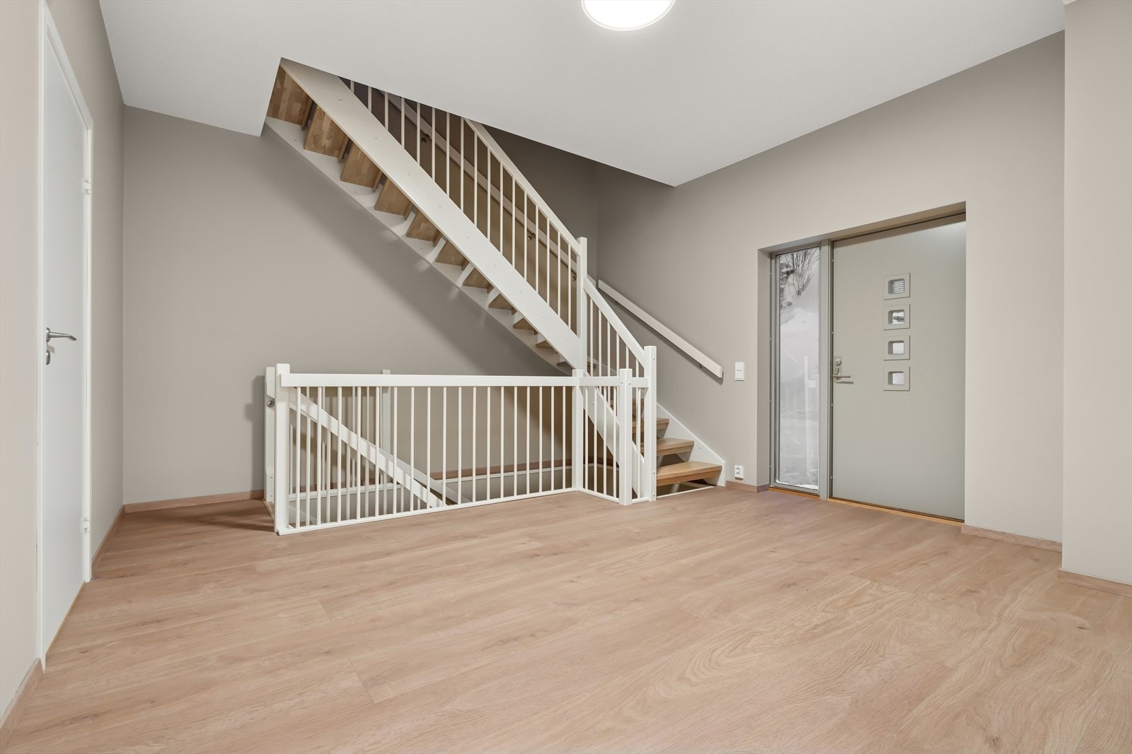 Velkommen inn! Eiendommen kan entres både via hovedinngang i 1. etasje samt tørrskodd løsning via garasjen i underetasjen. Galleribilde