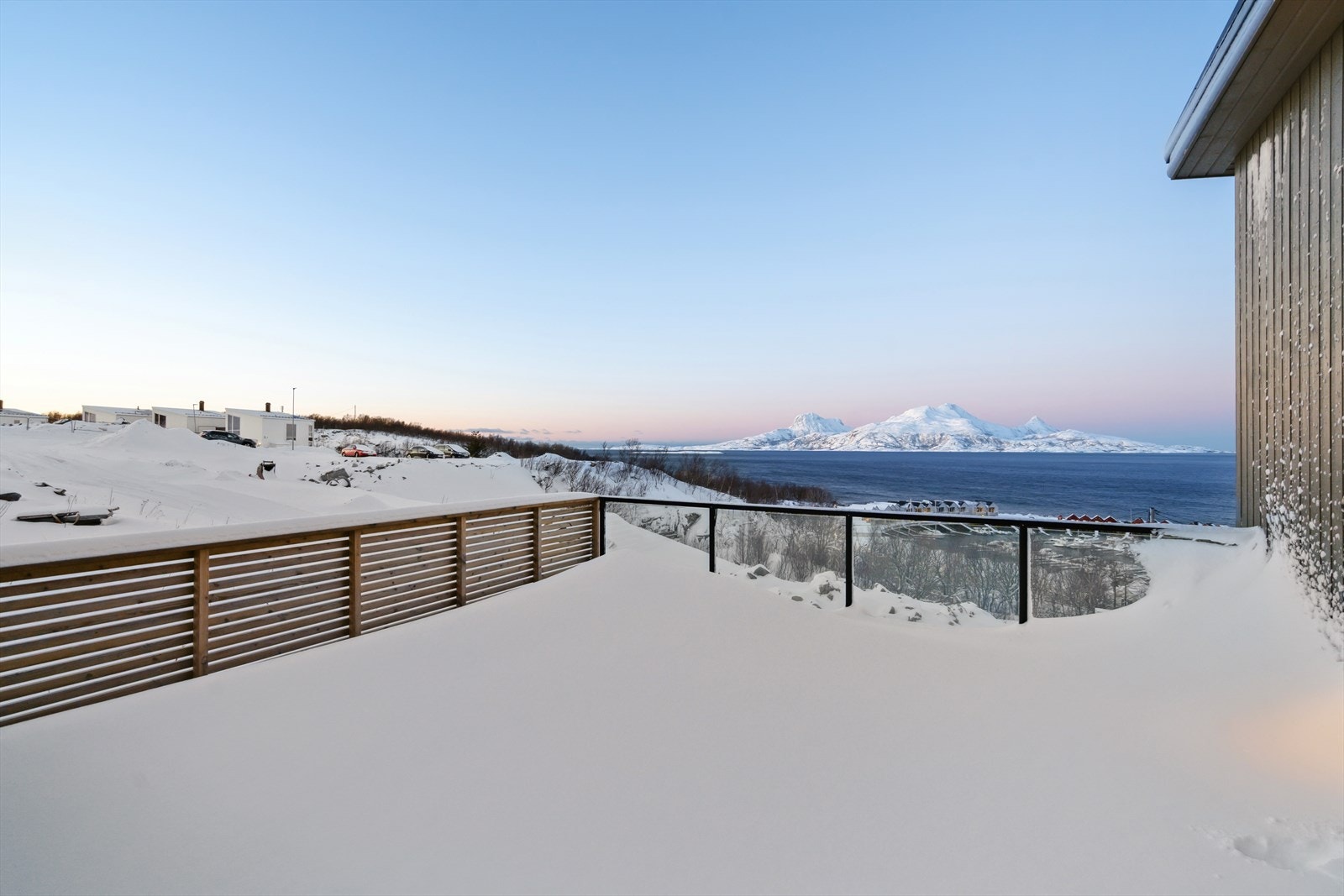 Stor og solrik terrasse i forlengelse av stue/kjøkken-. Her kan bølgeskvulp og fuglesang farge dagene dine. Galleribilde