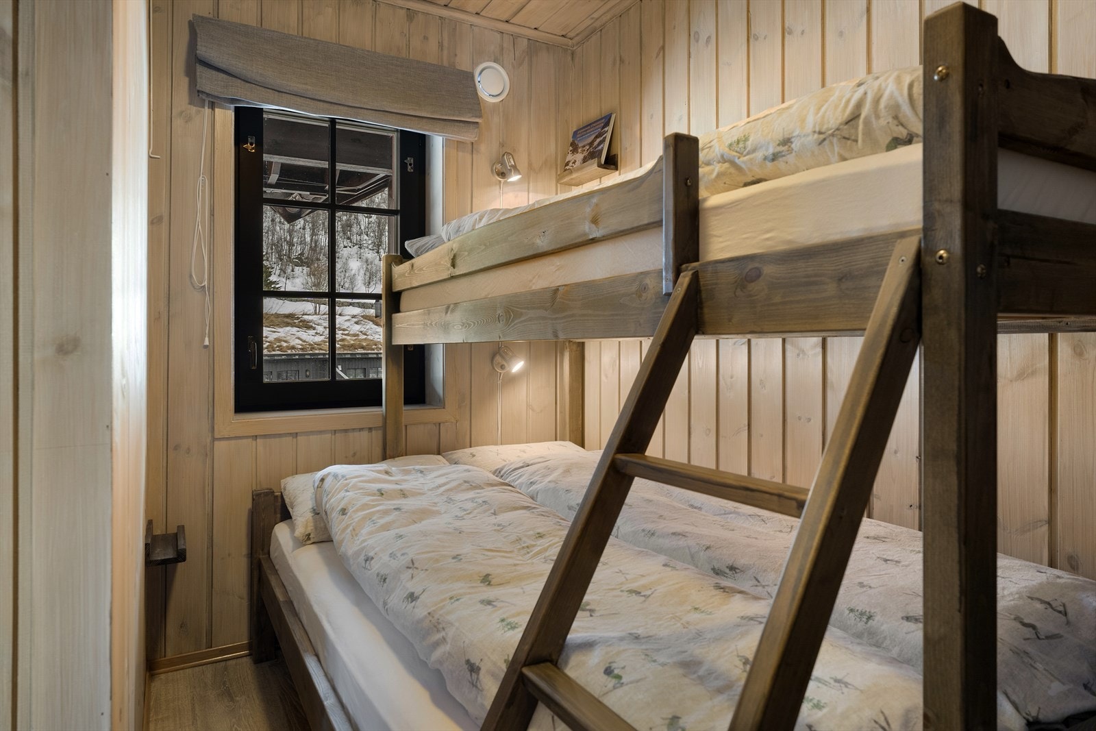 Soverom nr. 2 med familiekøye Galleribilde