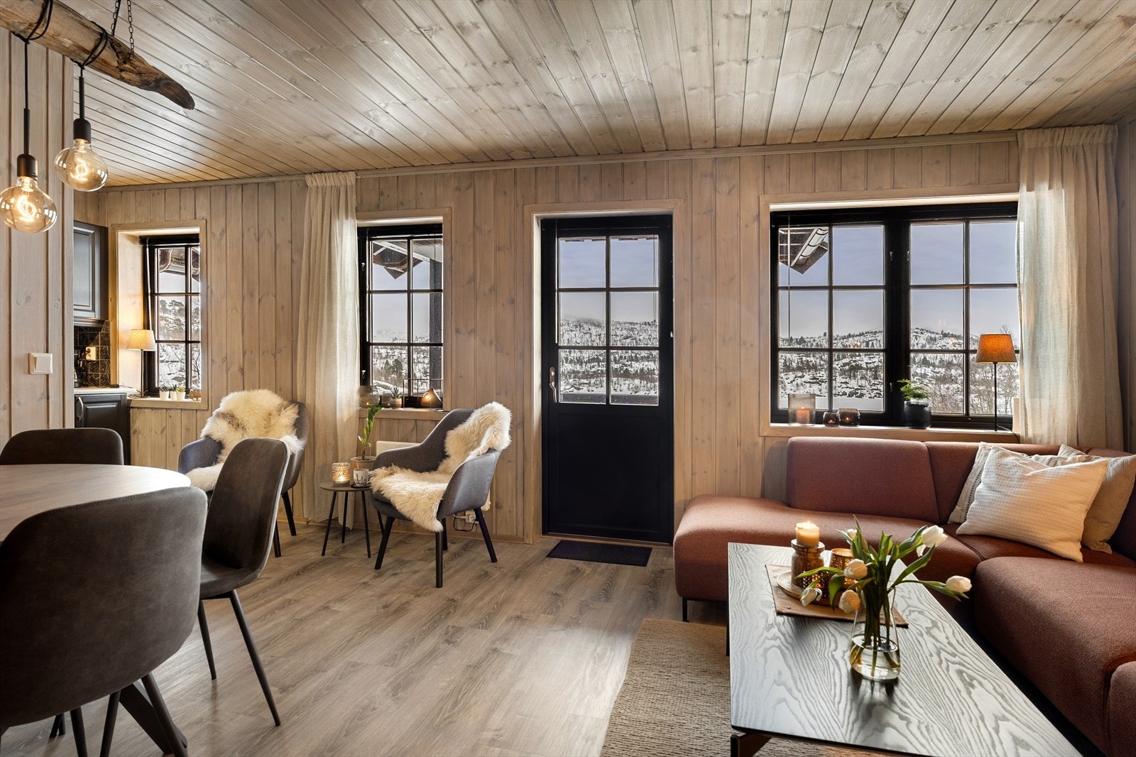 Store vindusflater mot den nydelige utsikten gir mye naturlig lys Galleribilde