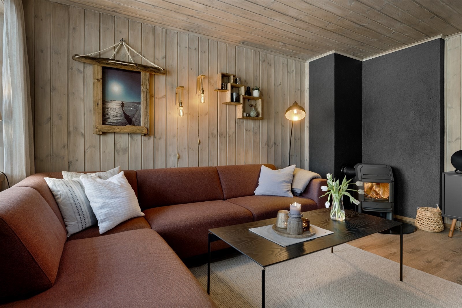 Leiligheten er oppusset de siste årene med beiset panel og nytt, flott klikkvinylgulv Galleribilde