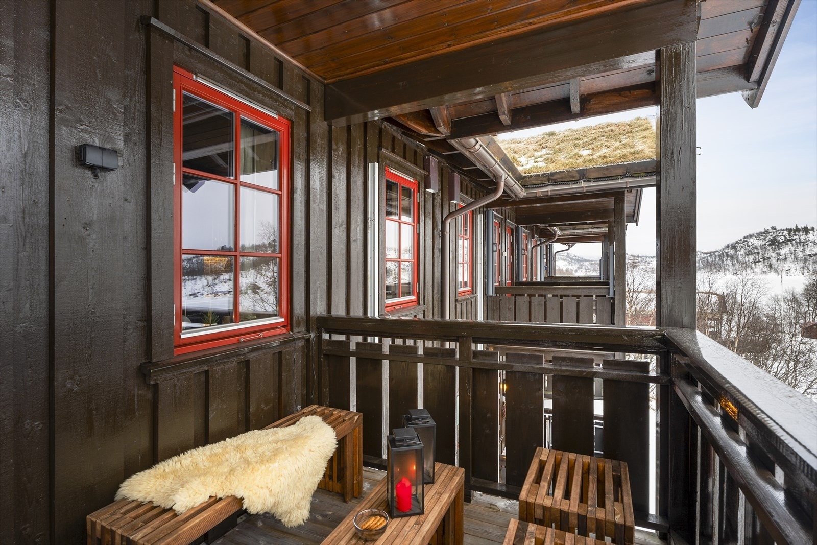 Sørvendt balkong med plass til utemøbler Galleribilde