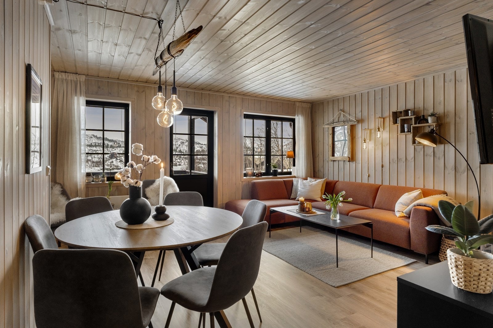 Innbydende stue med gode møbleringsmuligheter Galleribilde