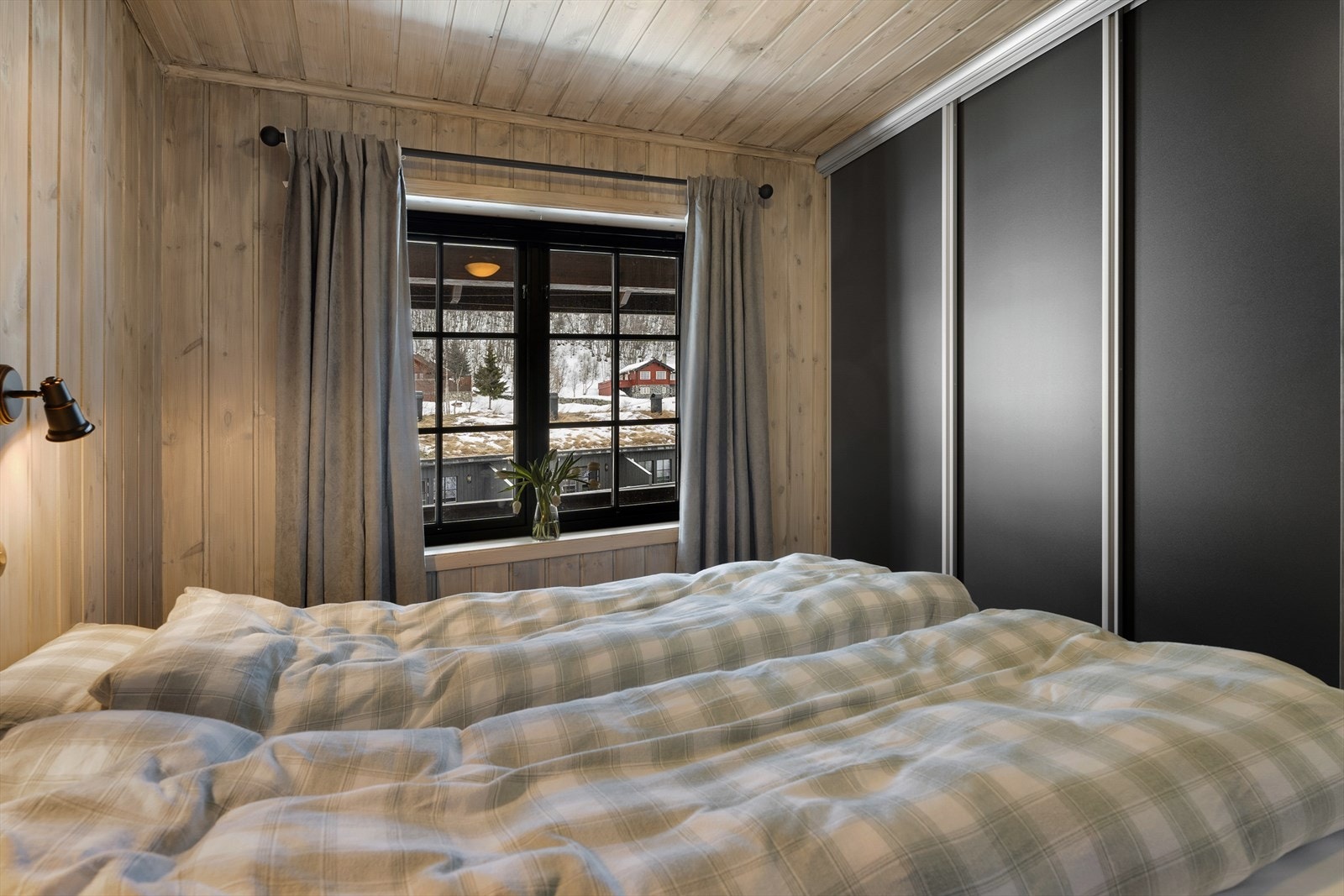 Stor skyvedørsgarderobe med god plass til oppbevaring Galleribilde