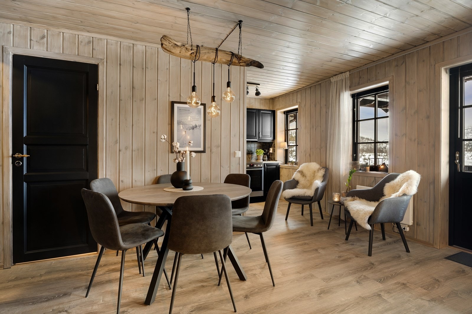 Leiligheten ligger i 2. etasje og har god planløsning: Stue/kjøkken, to soverom, bad/vaskerom og entré Galleribilde