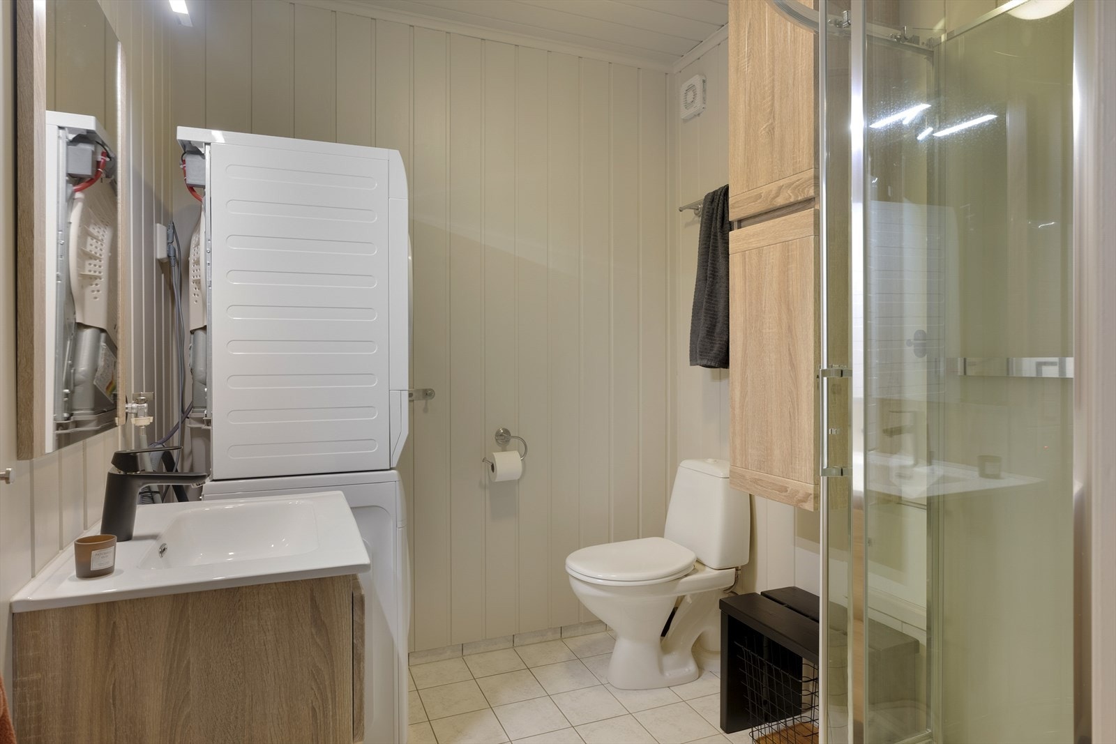 Pent vaskerom/bad med flislagt gulv med varmekabler Galleribilde