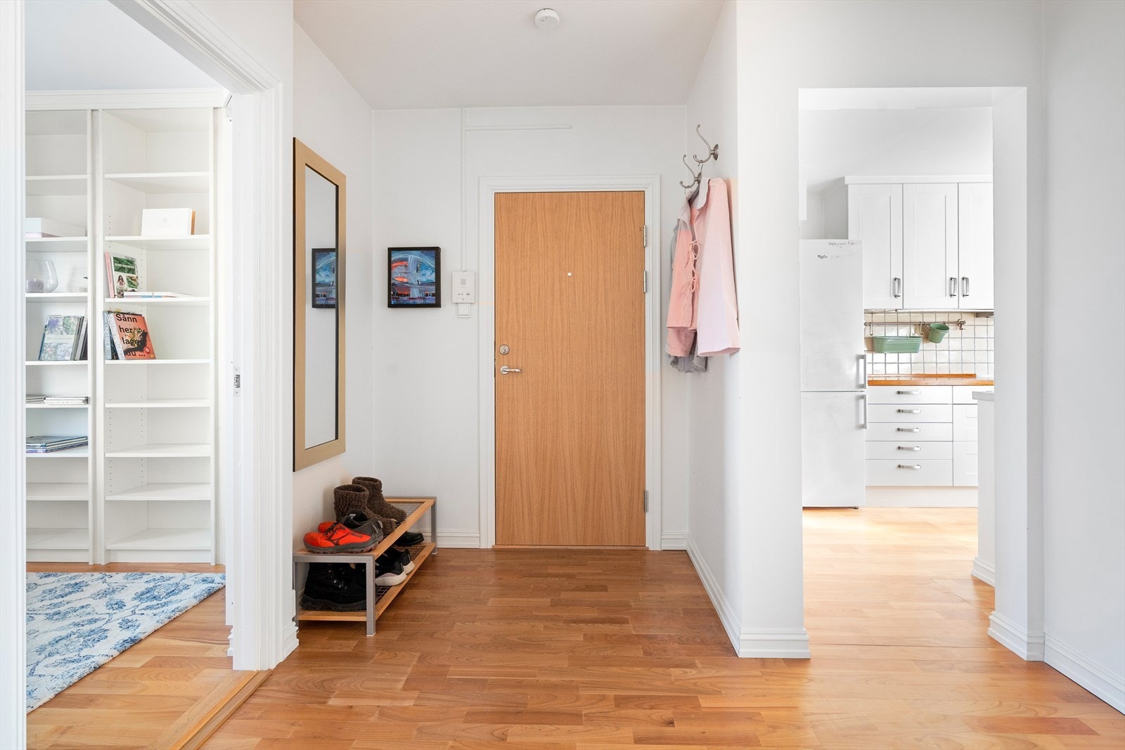 Luftig og lys gang med gode oppbevaringsmuligheter. Galleribilde
