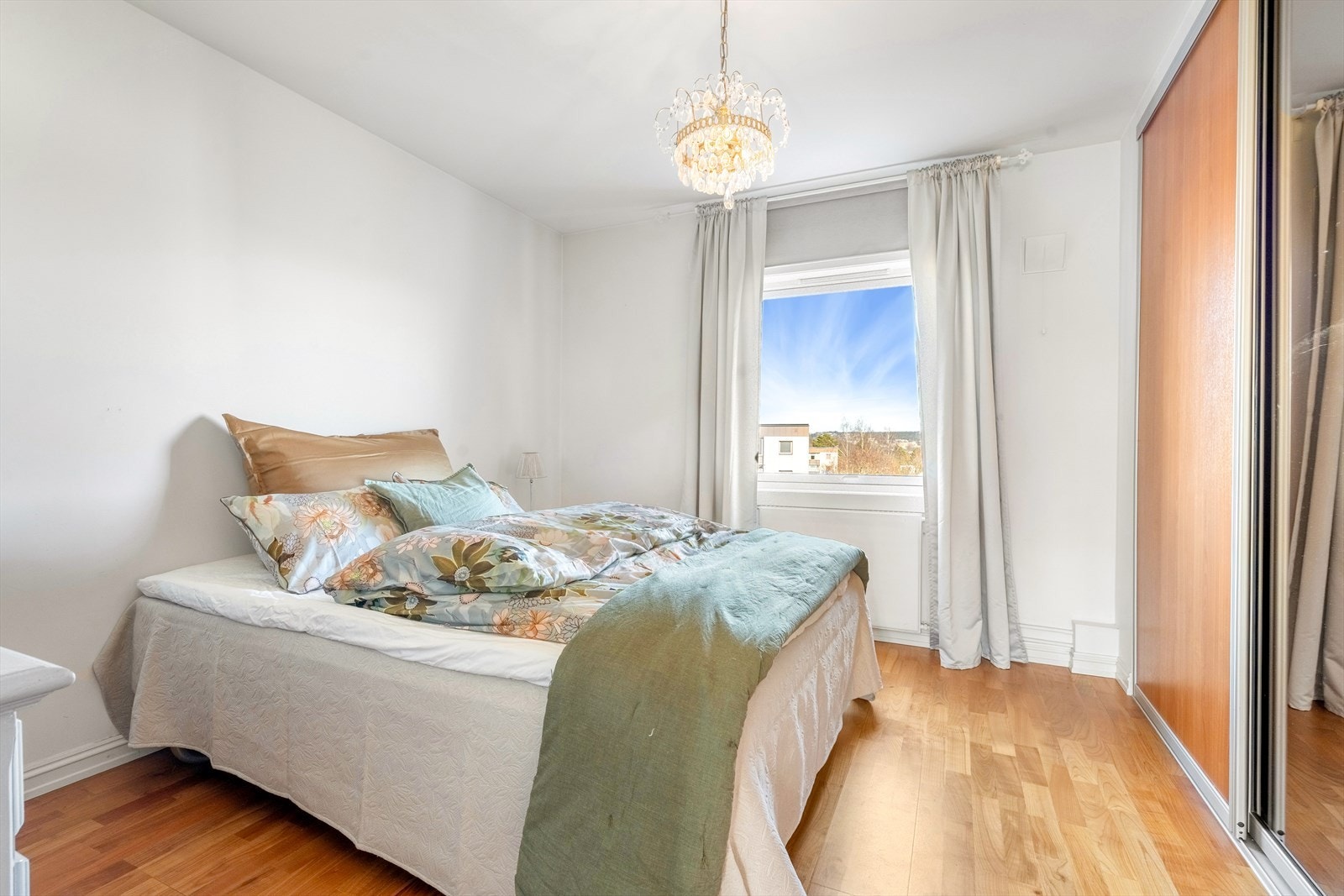 Stort og lyst soverom med innebygd skyvedørsgarderobe. Galleribilde