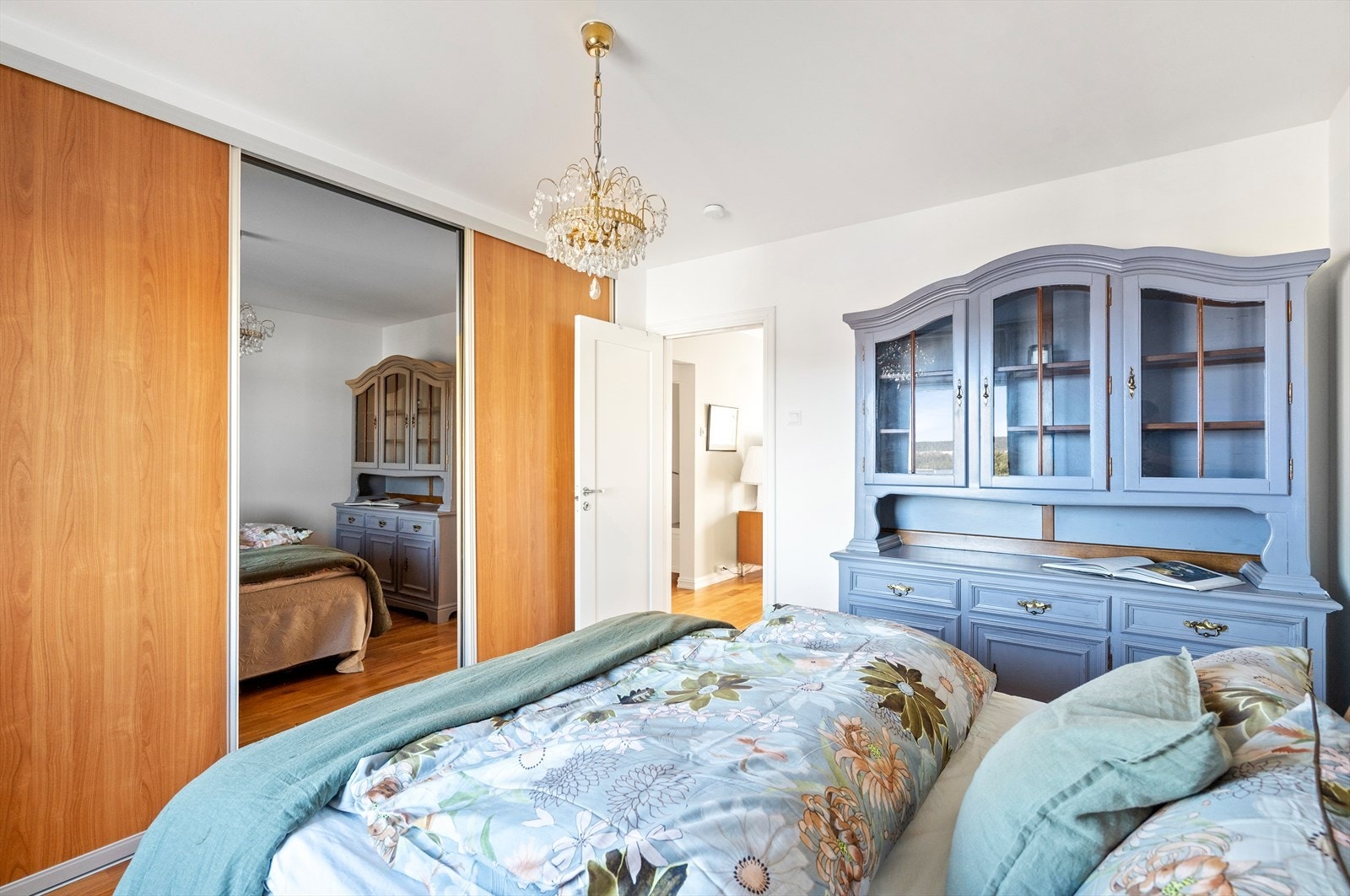 Her er det plass til dobbeltseng og nattbord. Galleribilde