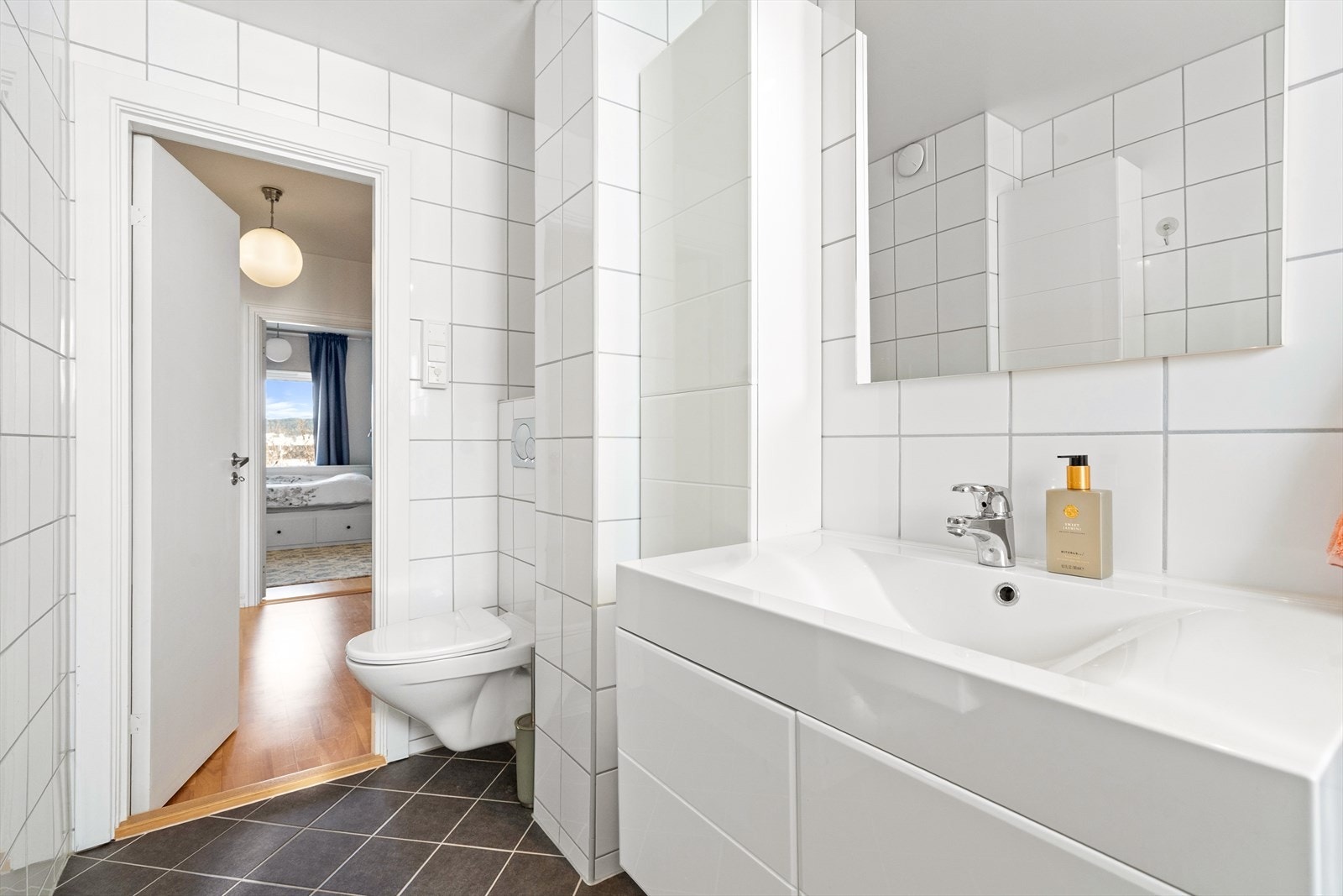 Badet ble pusset opp i 2011 og har behagelig gulvvarme. Galleribilde