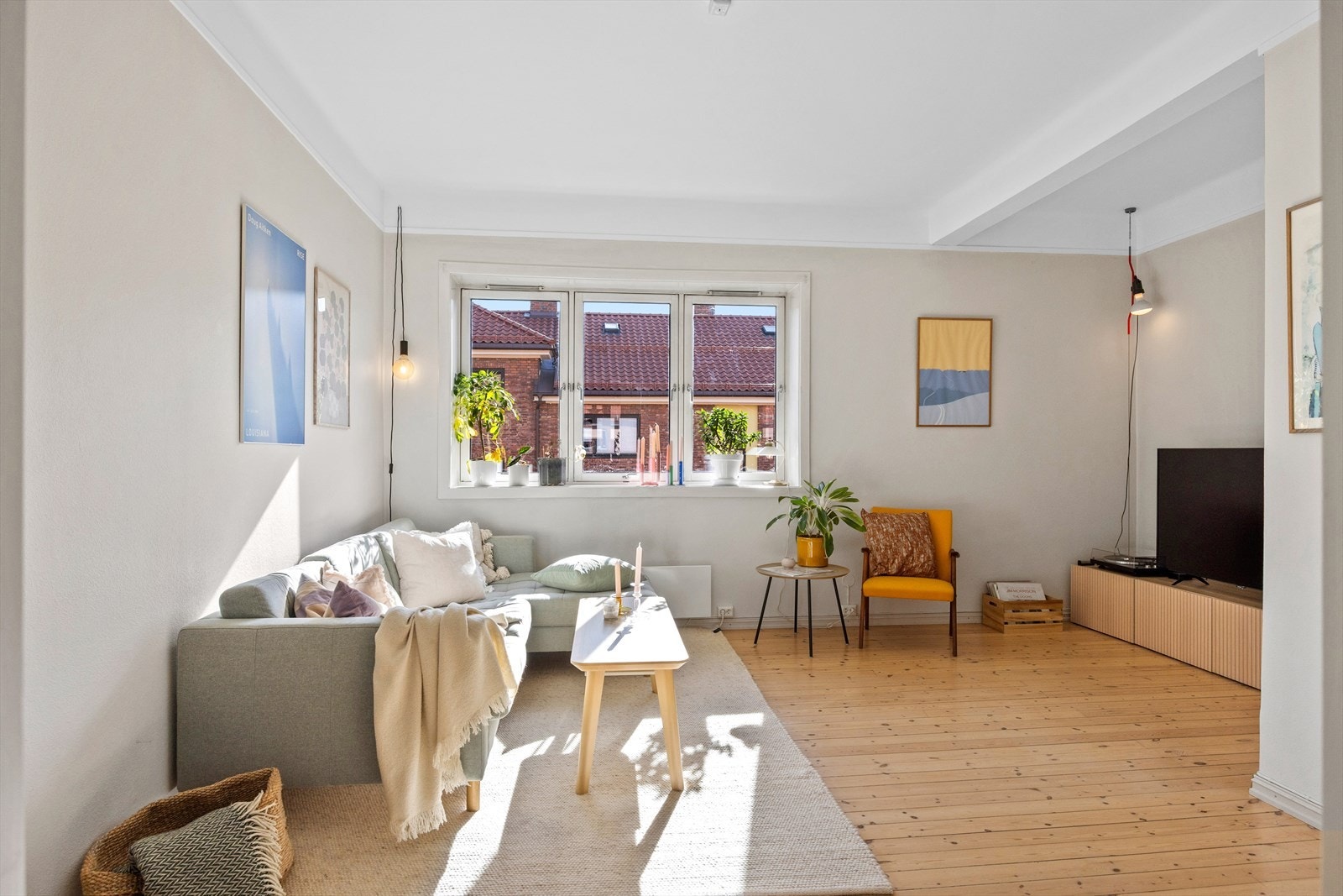 Stor og innbydende stue med store vindusflater. Galleribilde