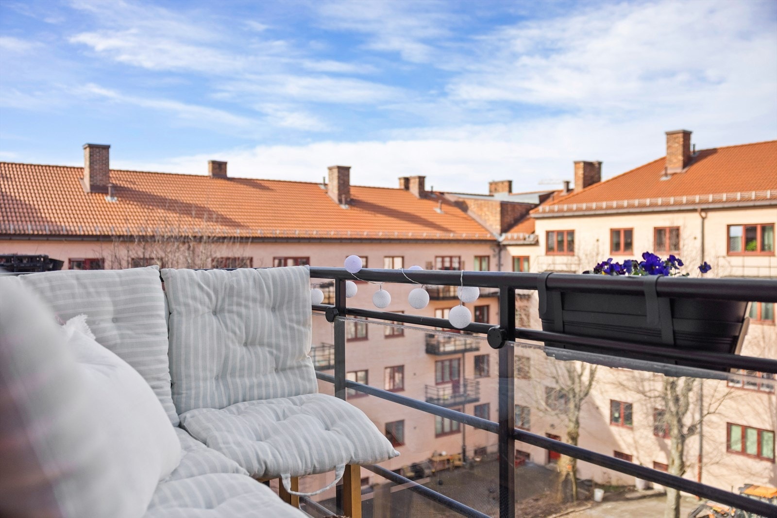 Her er det sol fra ca. 14:00 til 21:30 på våren/sommeren. Galleribilde