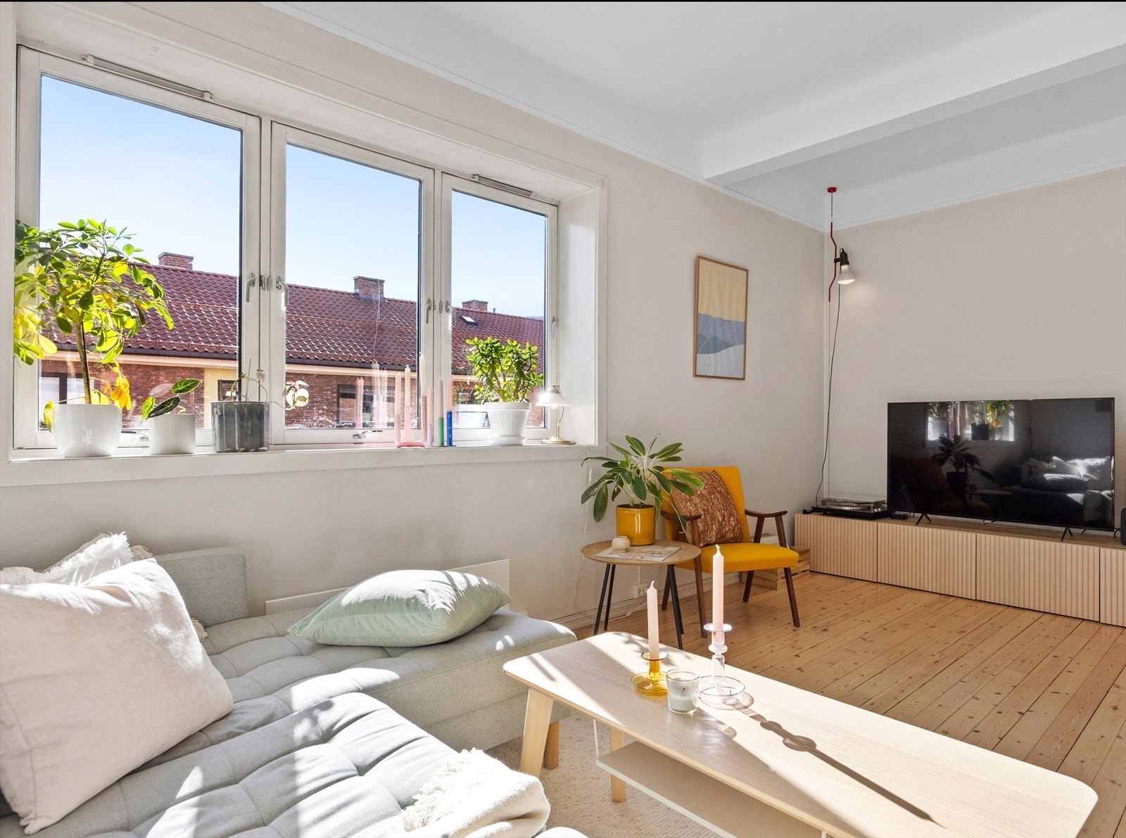 Takhøyde på 2,74m sørger for en god romfølelse Galleribilde