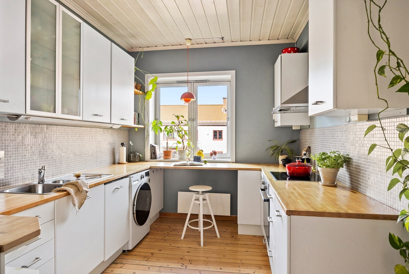 Pent og praktisk kjøkken med mye lagringsplass og arbeidsflater. Galleribilde