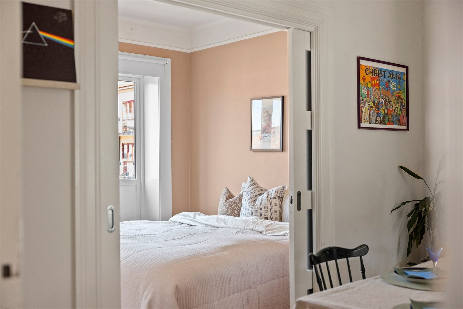 Fra spisestuen er det adkomst til soverommet med balkong. Galleribilde