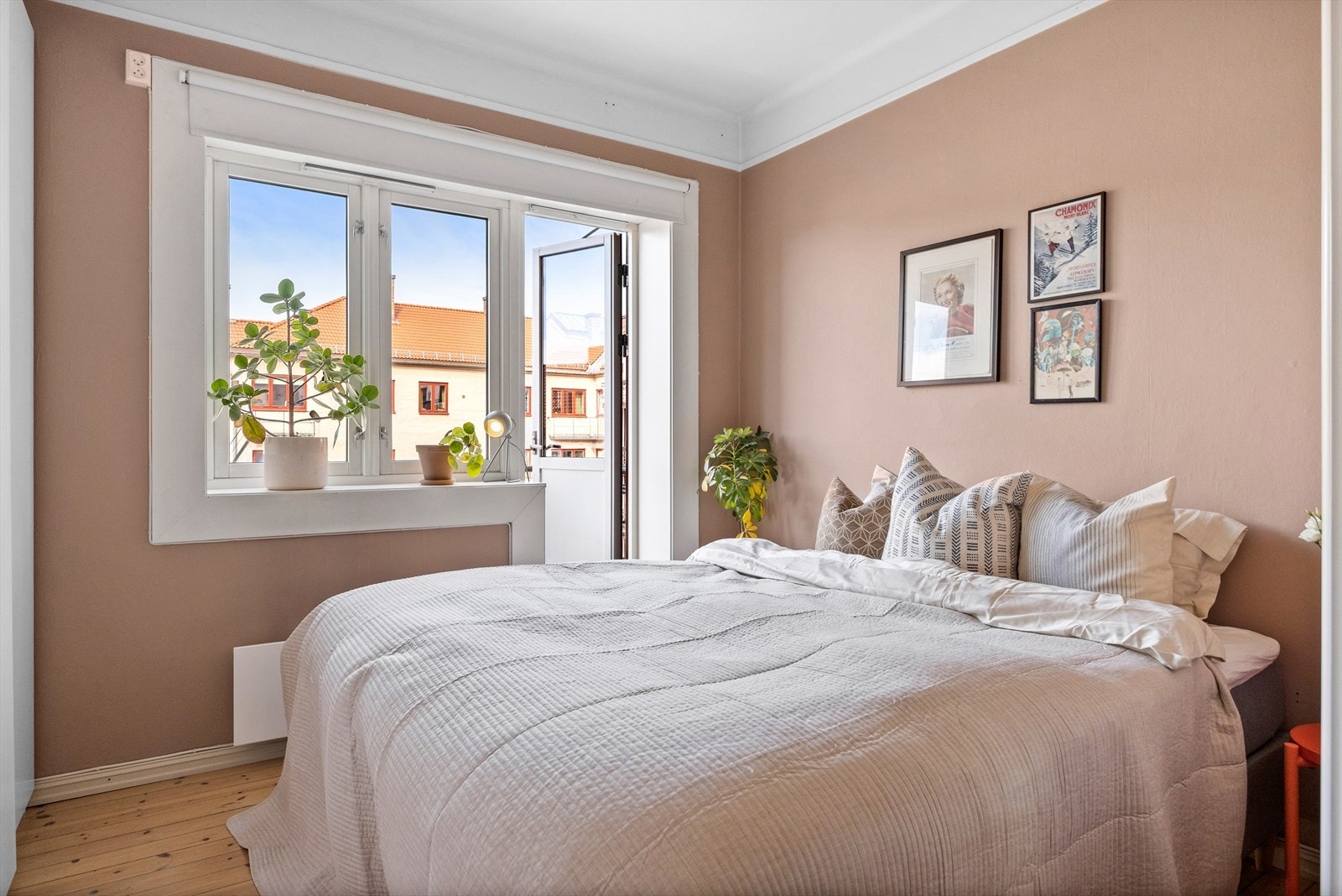 Innbydende, lunt og romslig soverom med plass til dobbeltseng og nattbord på hver side. Galleribilde