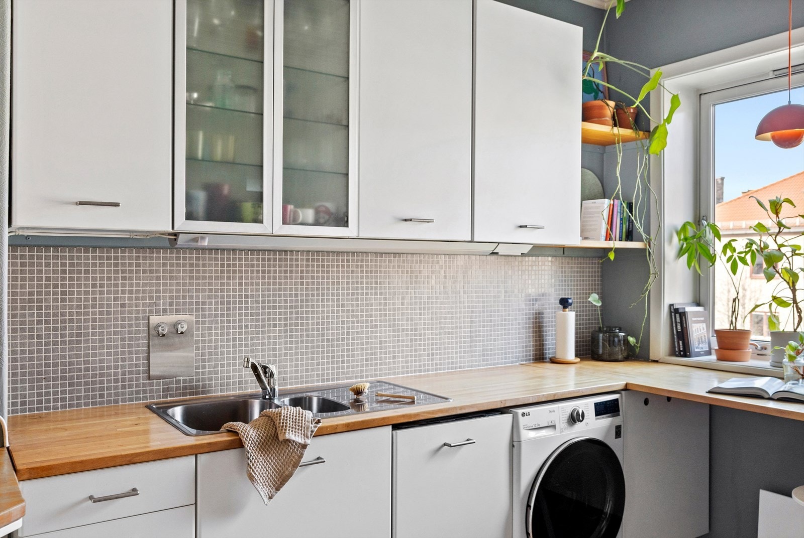 Benkeplate i tre og fliser mellom over- og underskap. Galleribilde