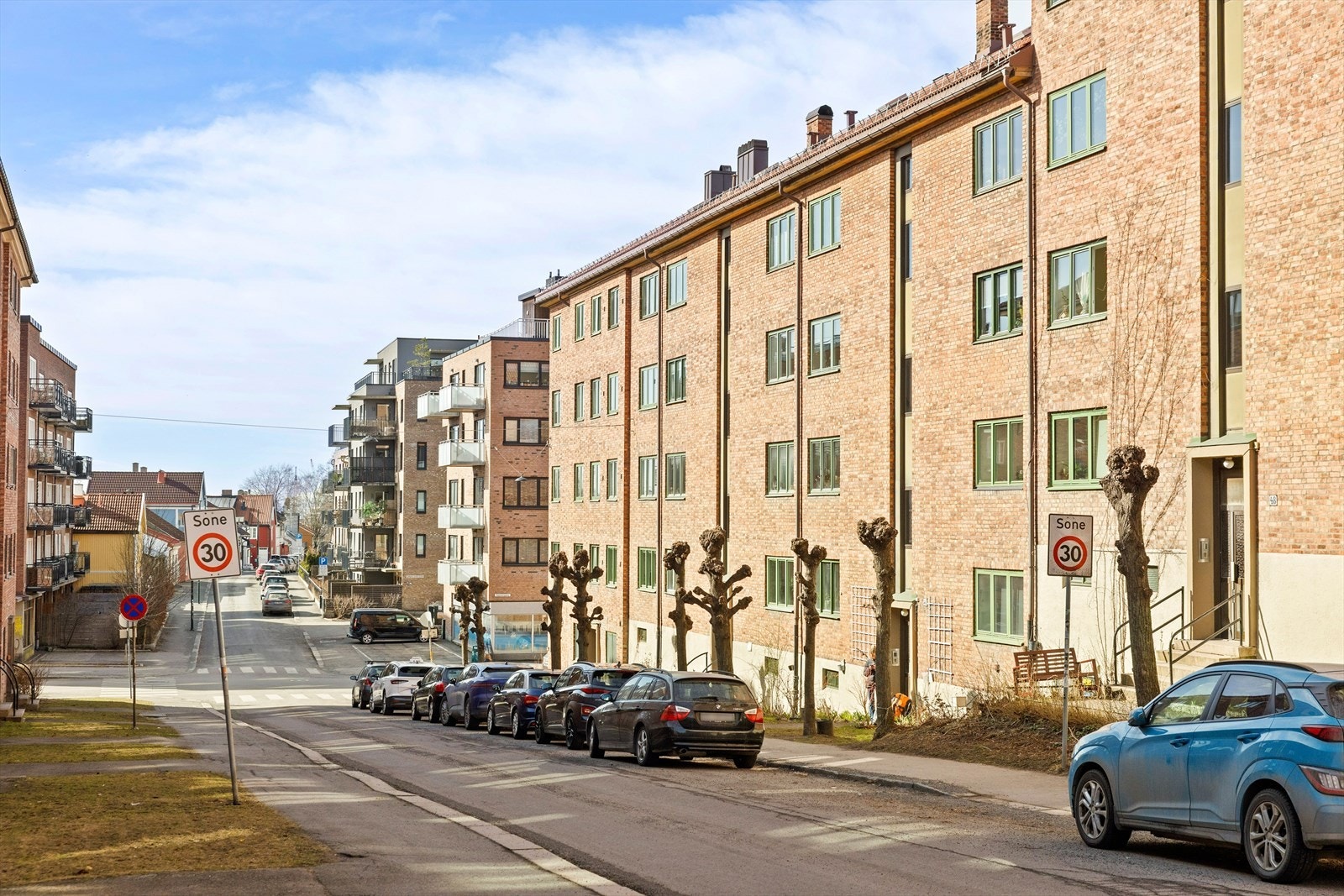 Fasade. Boligen har en populær og sentral beliggenhet med gangavstand til det meste. Galleribilde