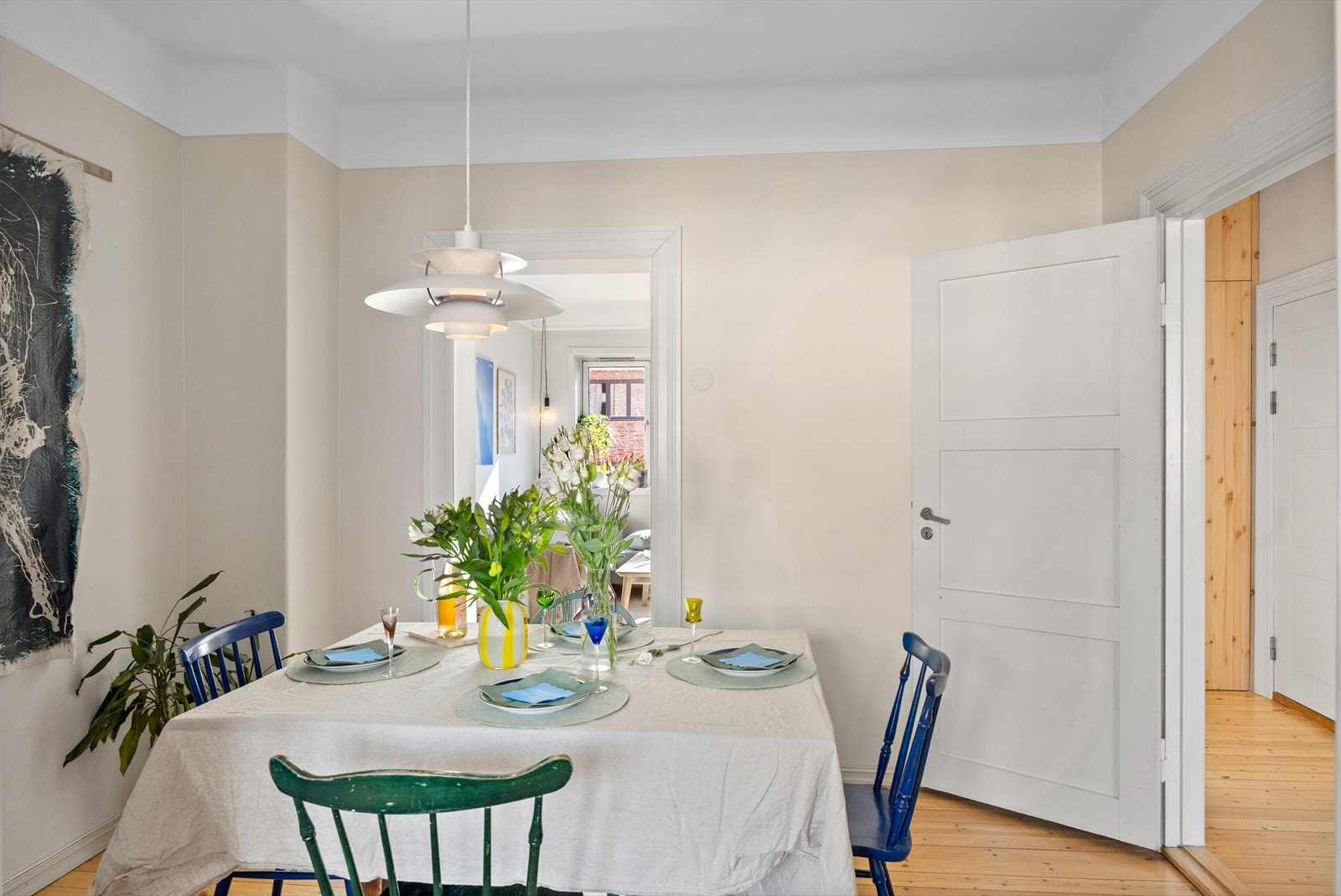 Koselig spisestue med plass til hyggelige sammenkomster med familie og venner. Galleribilde