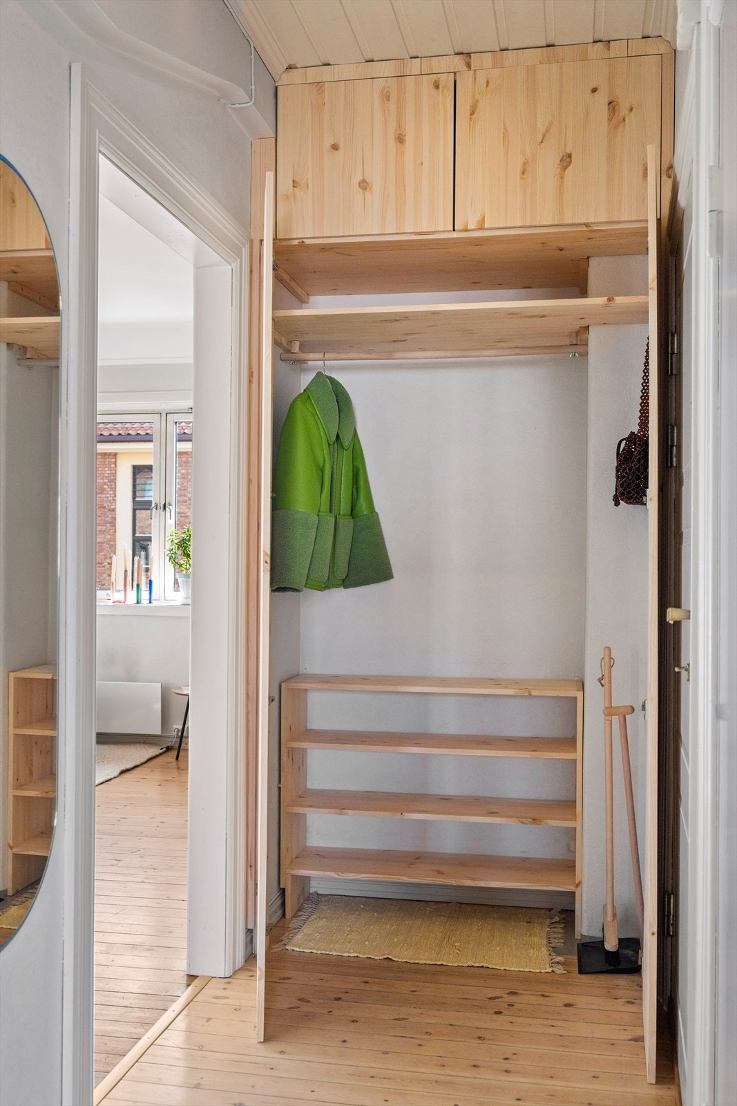 Innbydende entré med plassbygd garderobeløsning. Galleribilde