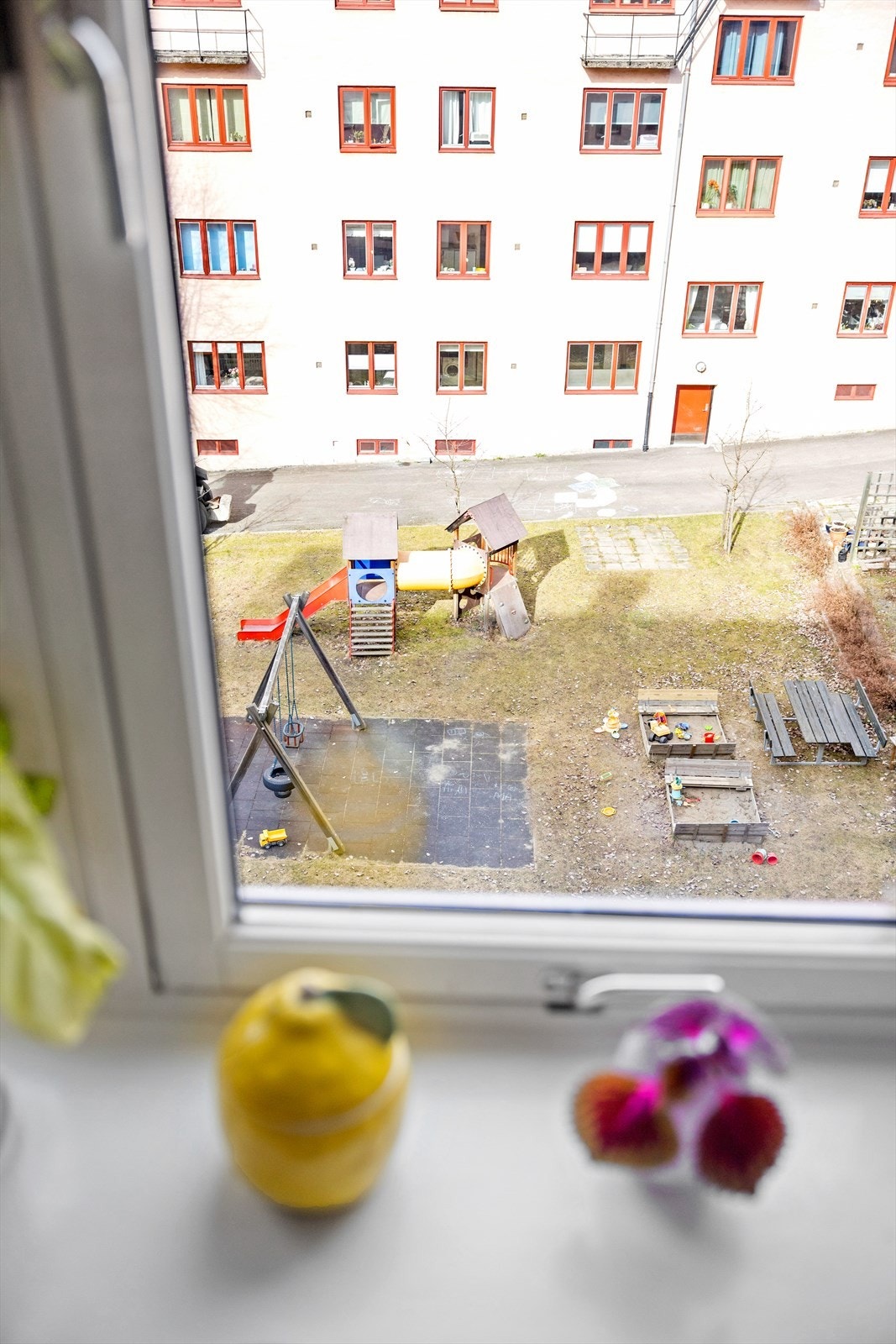 Hyggelig utsyn fra kjøkkenvinduet. Galleribilde