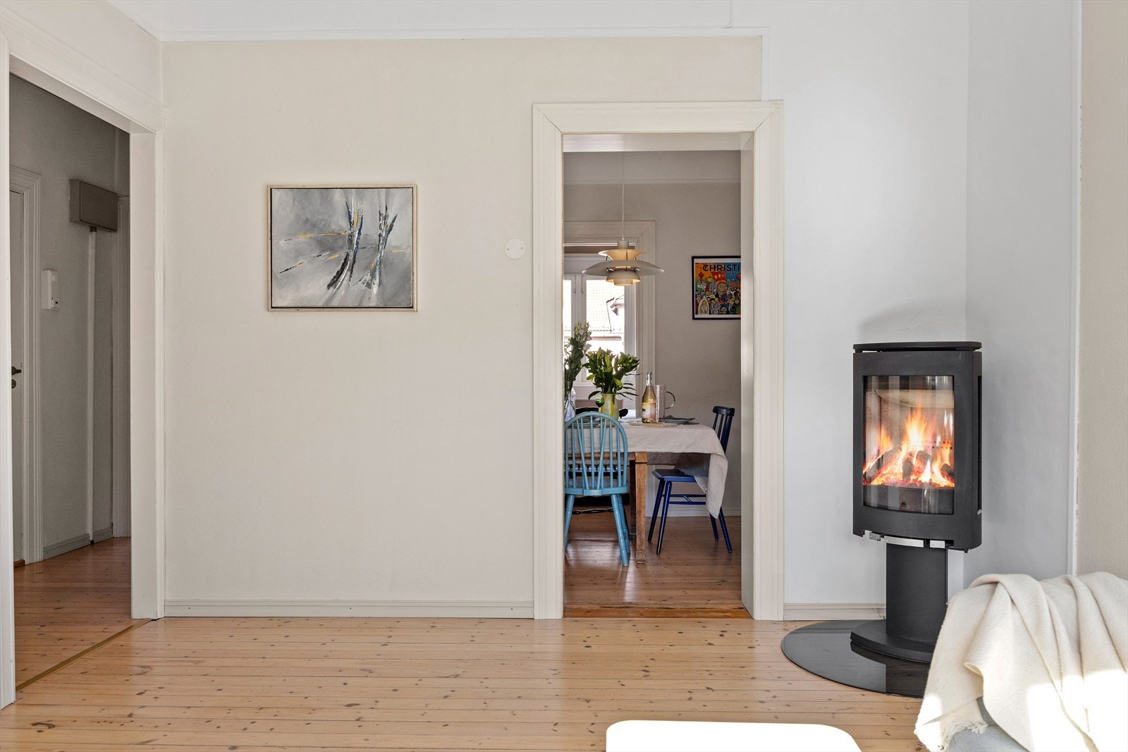 Leiligheten er gjennomgående med lys fra begge ender. Fra stuen er det direkte adkomst til "spisestuen". Galleribilde