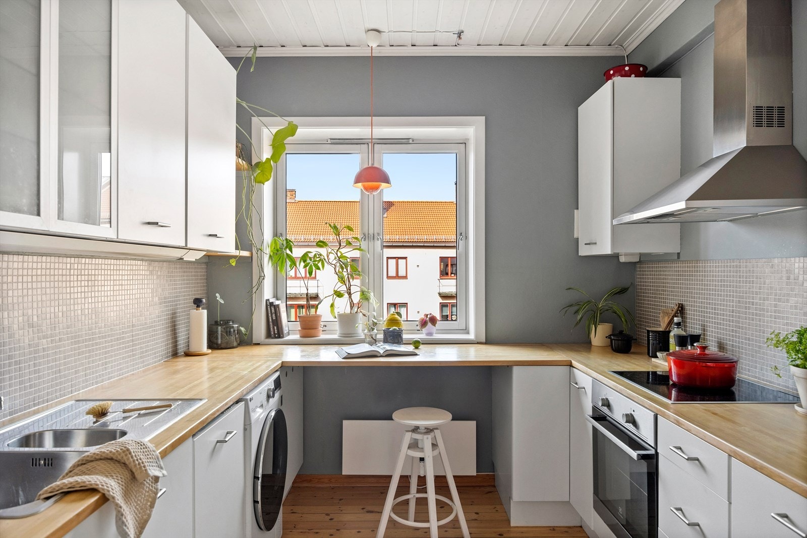 Integrert kjøl/frys, oppvaskmaskin og stekeovn og platetopp. Nisje til vaskemaskin. Galleribilde