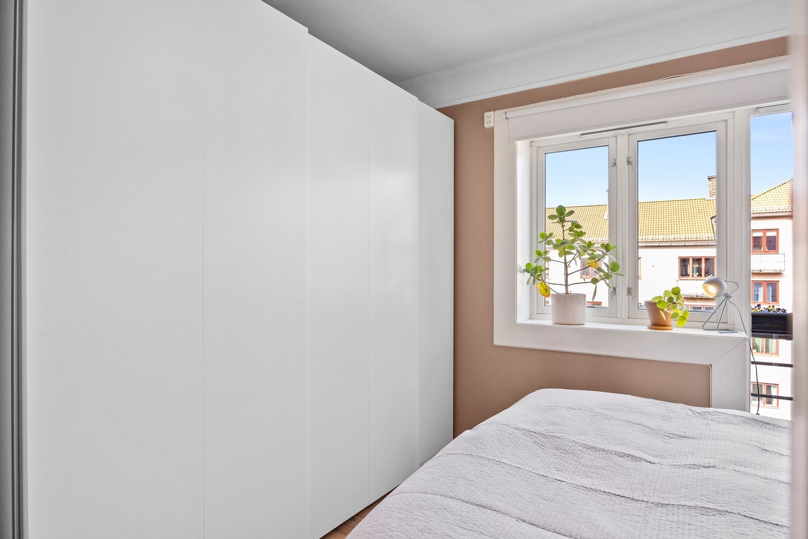 På soverommet er det en stor skyvedørsgarderobe. Galleribilde