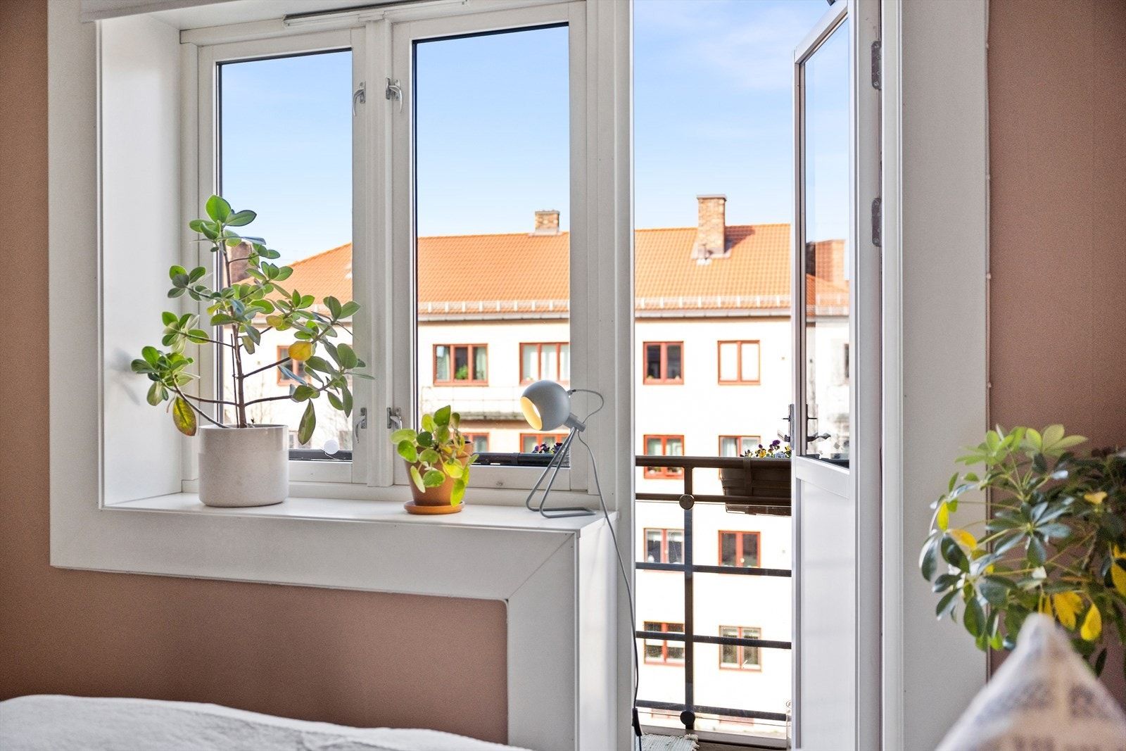 Utgang til en nordvestvendt solrik balkong. Galleribilde