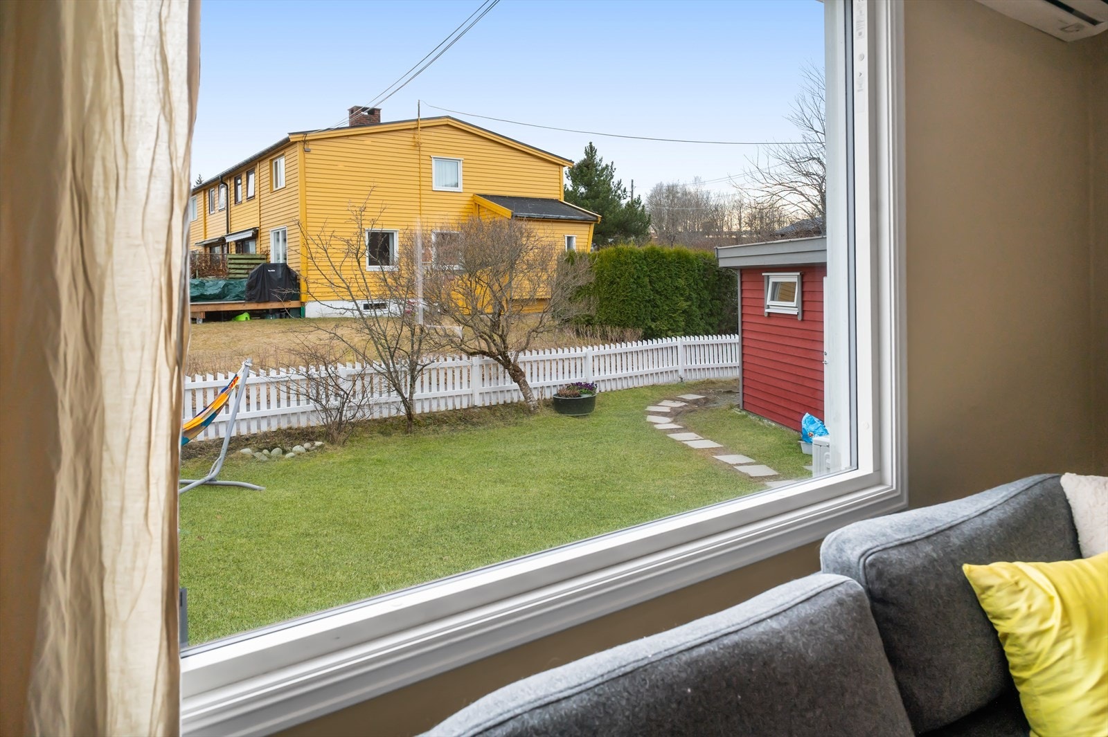 Vinduer er fra 2012 og 2017, og en varmepumpe ble installert i 2023. Galleribilde