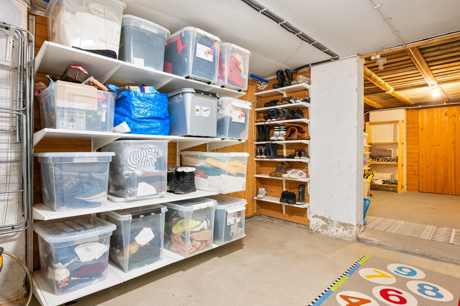 Fra kjellerstuen er det også tilgang til et felles bodområde med vaskekjeller. Galleribilde