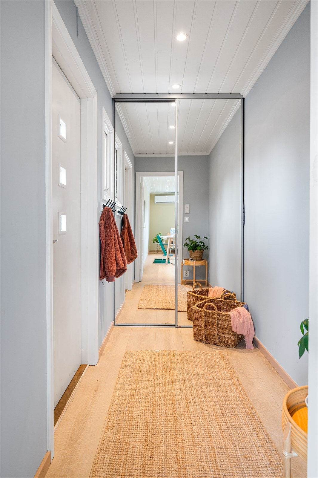 Ved inngangsdøren ønskes du velkommen av en romslig gang med rikelig oppbevaringsplass i et stort garderobeskap. Galleribilde