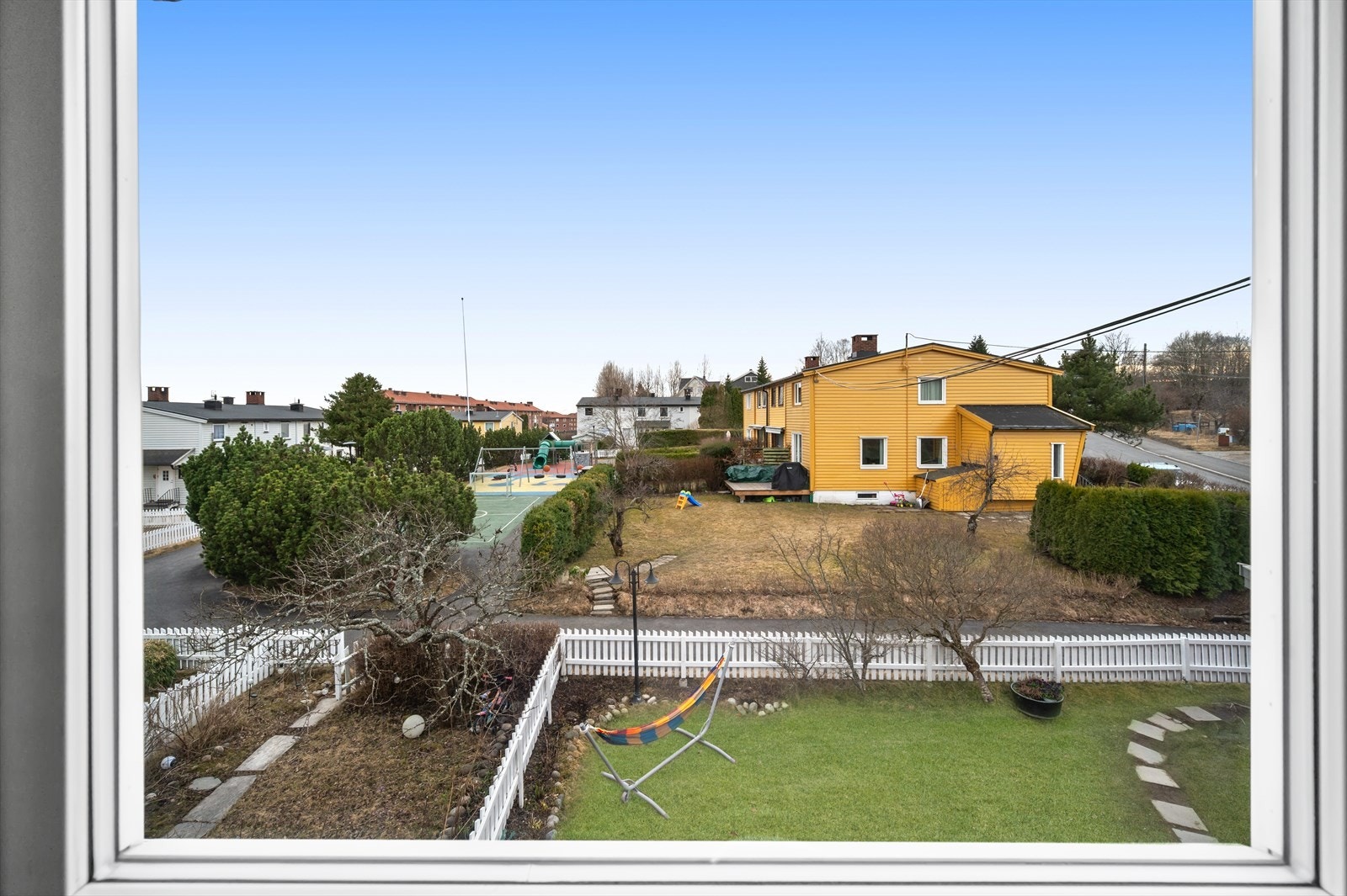 Trivelig utsyn mot hagen og nabolaget fra soveromsvindu. Galleribilde