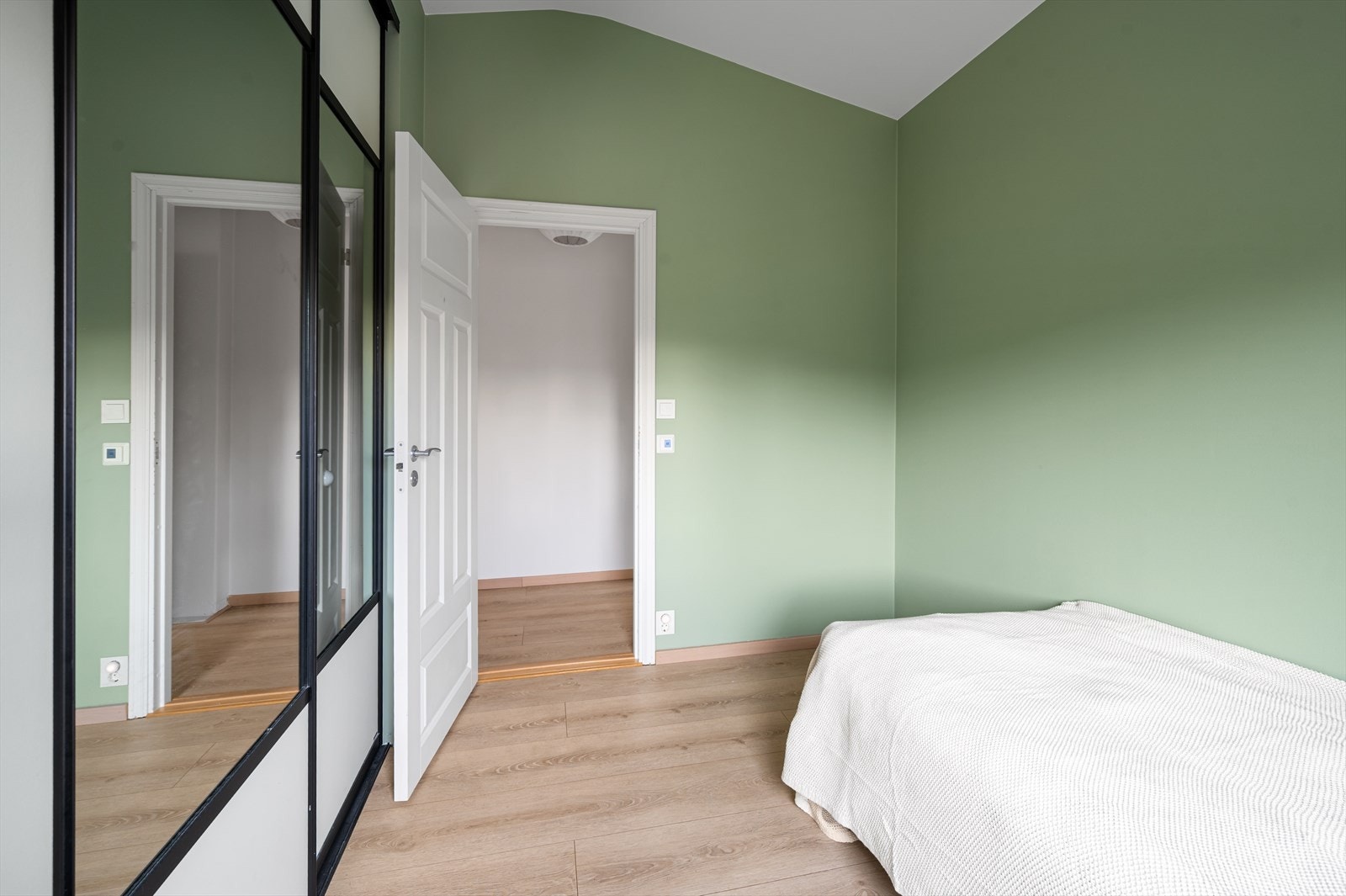 Begge rommene har i tillegg skyvedørsgarderober med speilfronter, som gir god plass til klær og andre personlige eiendeler. Galleribilde