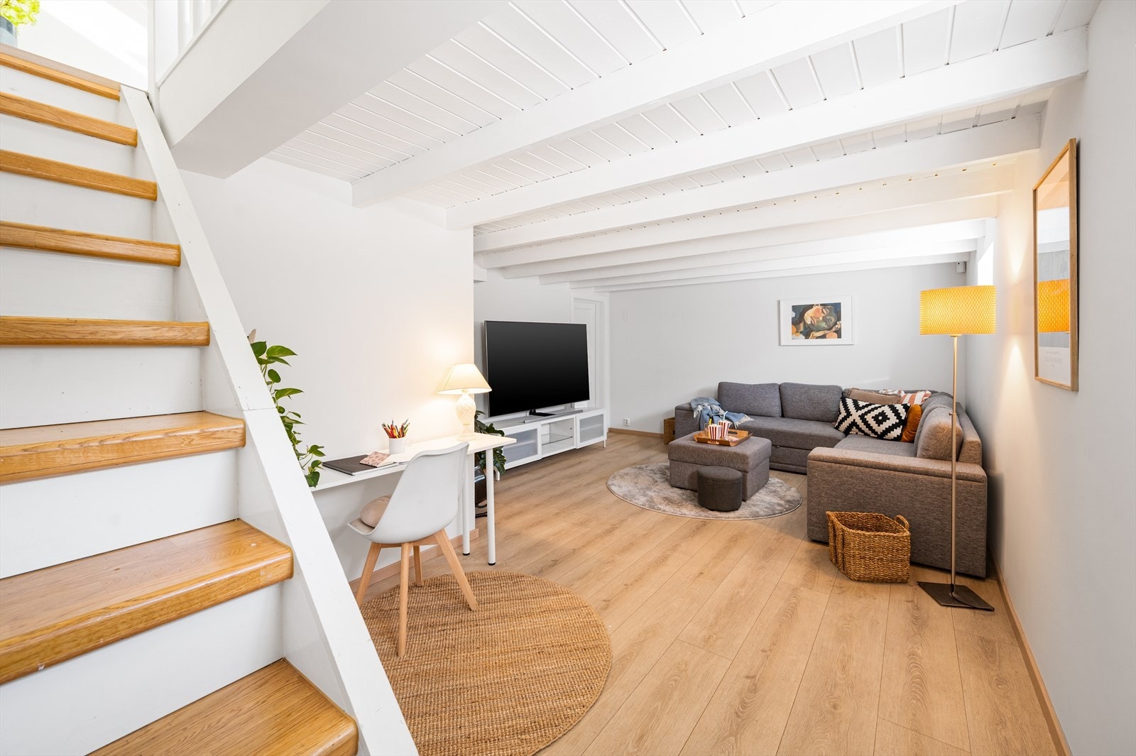 Kjellerstuen er et romslig og funksjonelt oppholdsrom med slitesterkt laminatgulv og varme under. Galleribilde